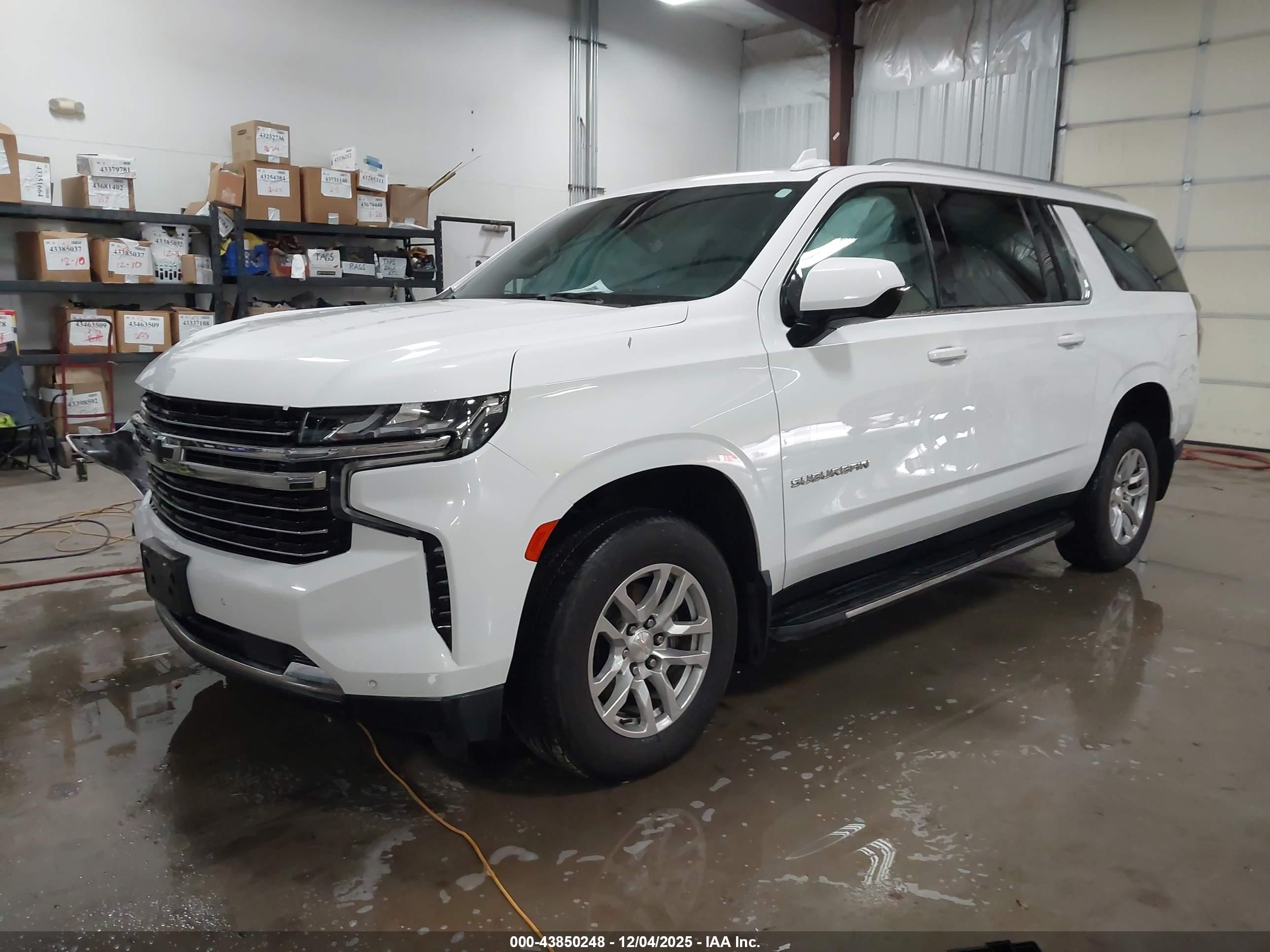CHEVROLET SUBURBAN image 2