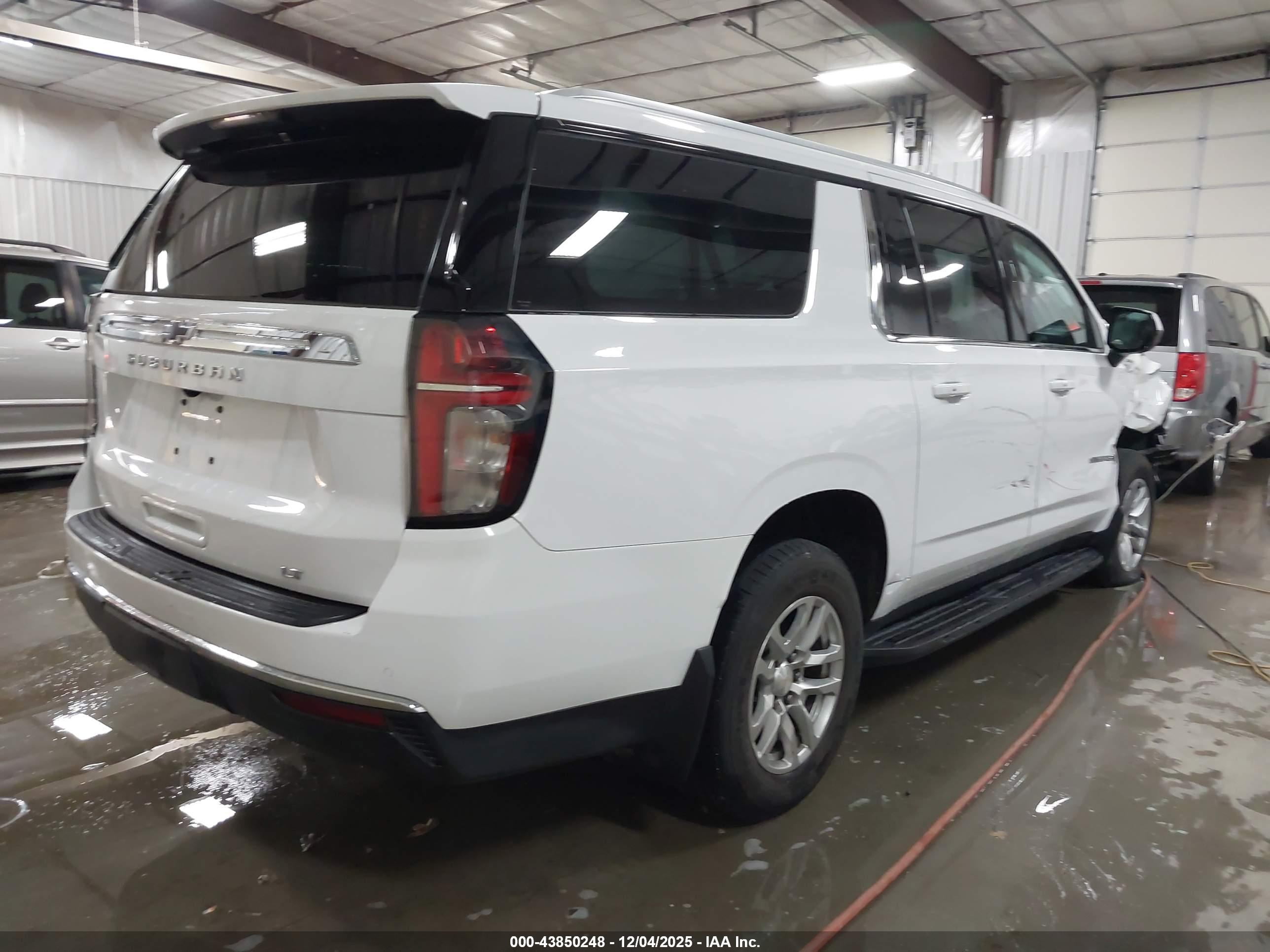 CHEVROLET SUBURBAN image 4