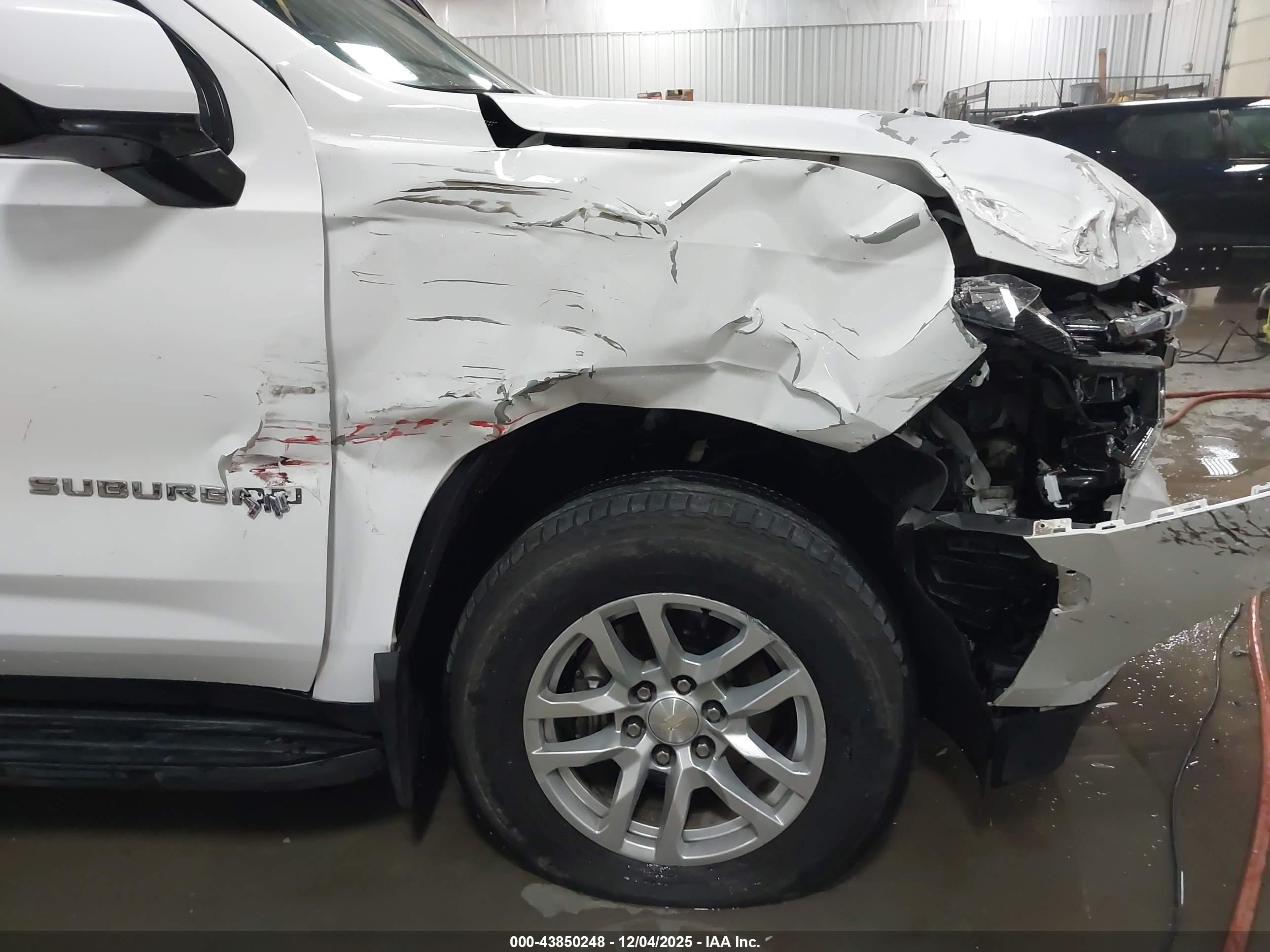 CHEVROLET SUBURBAN image 6