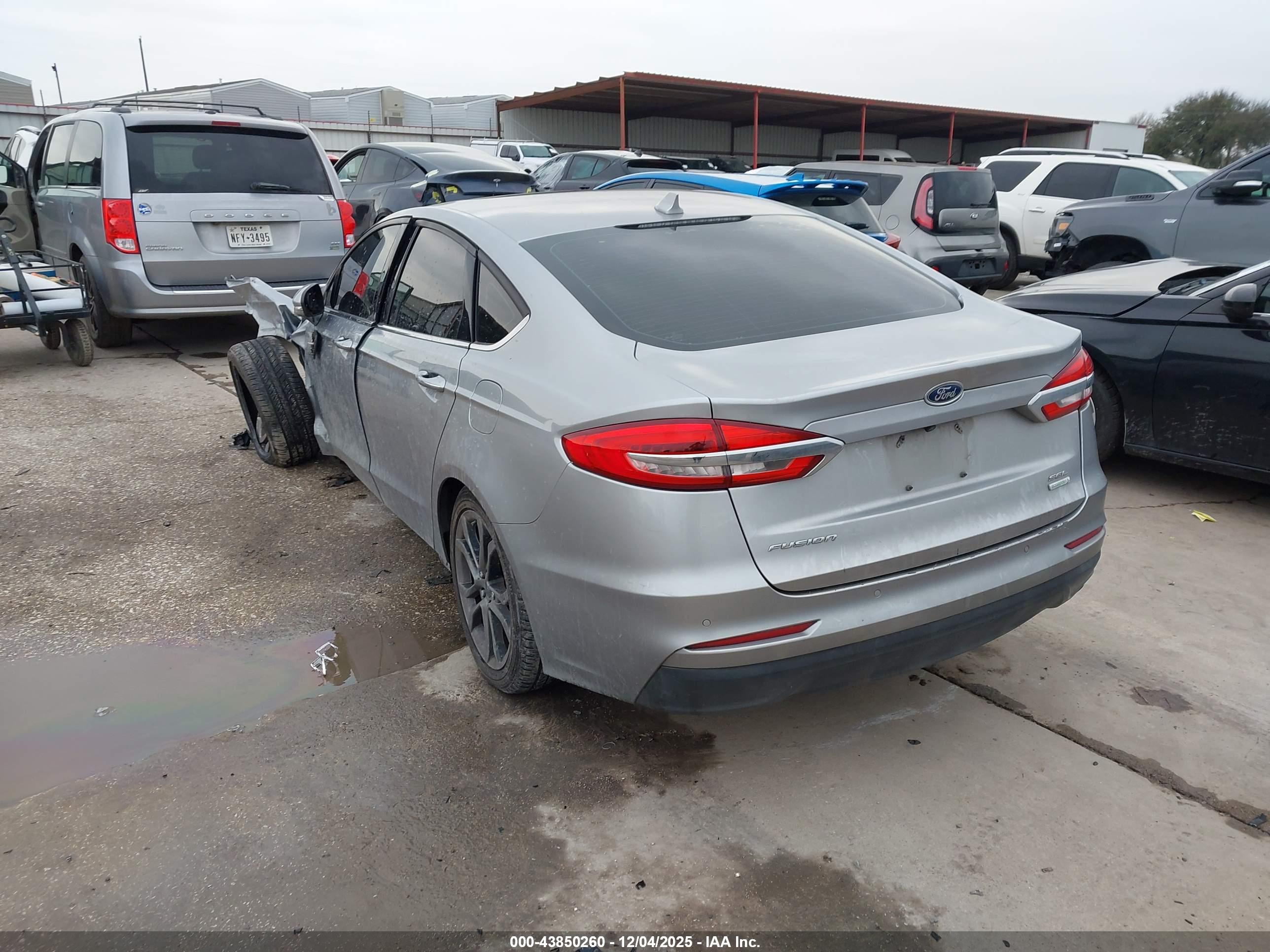 FORD FUSION image 3