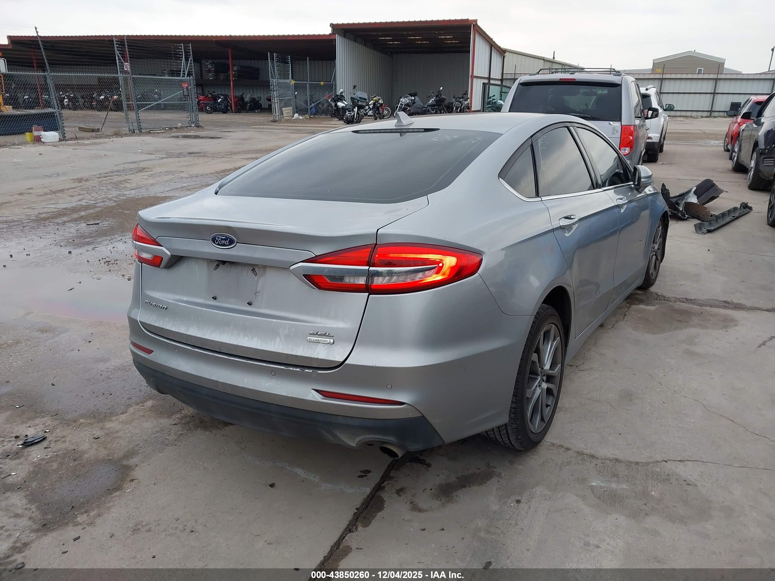 FORD FUSION image 4