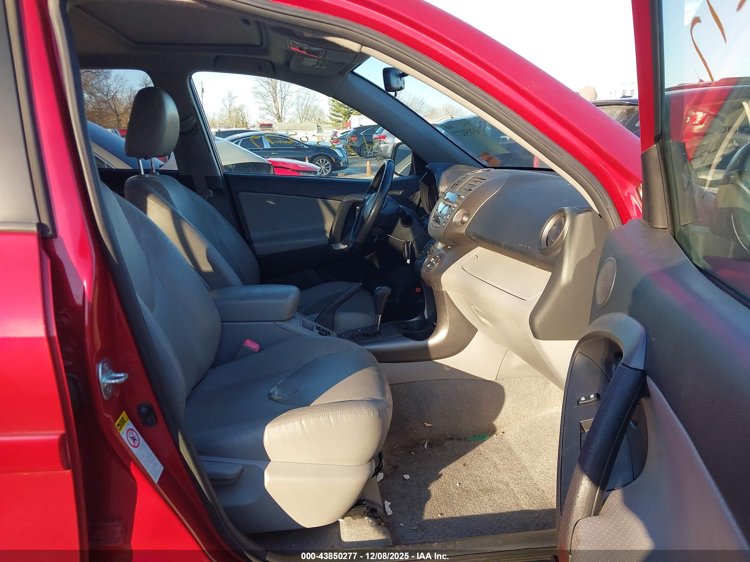 TOYOTA RAV4 image 5