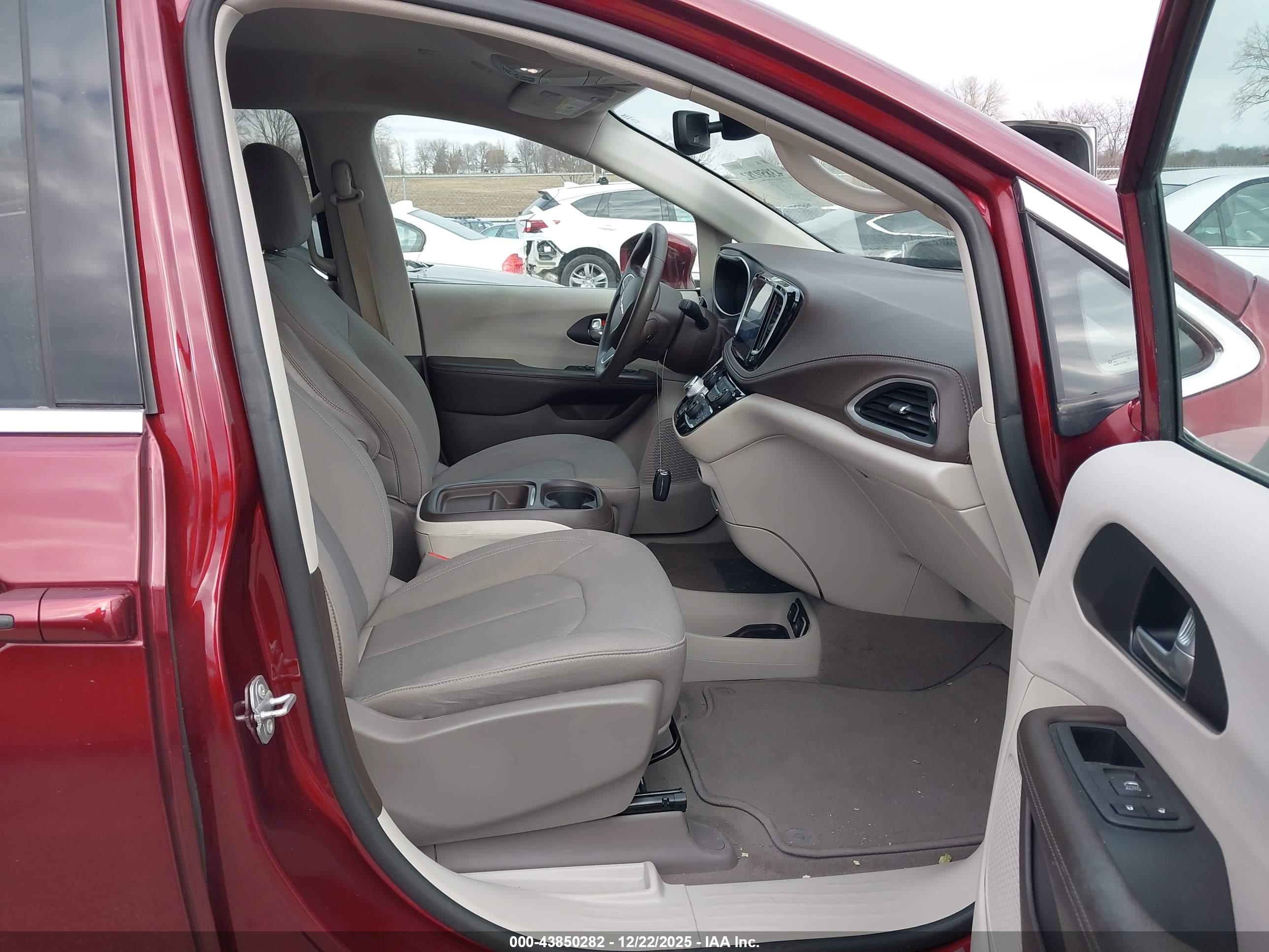 CHRYSLER PACIFICA image 5