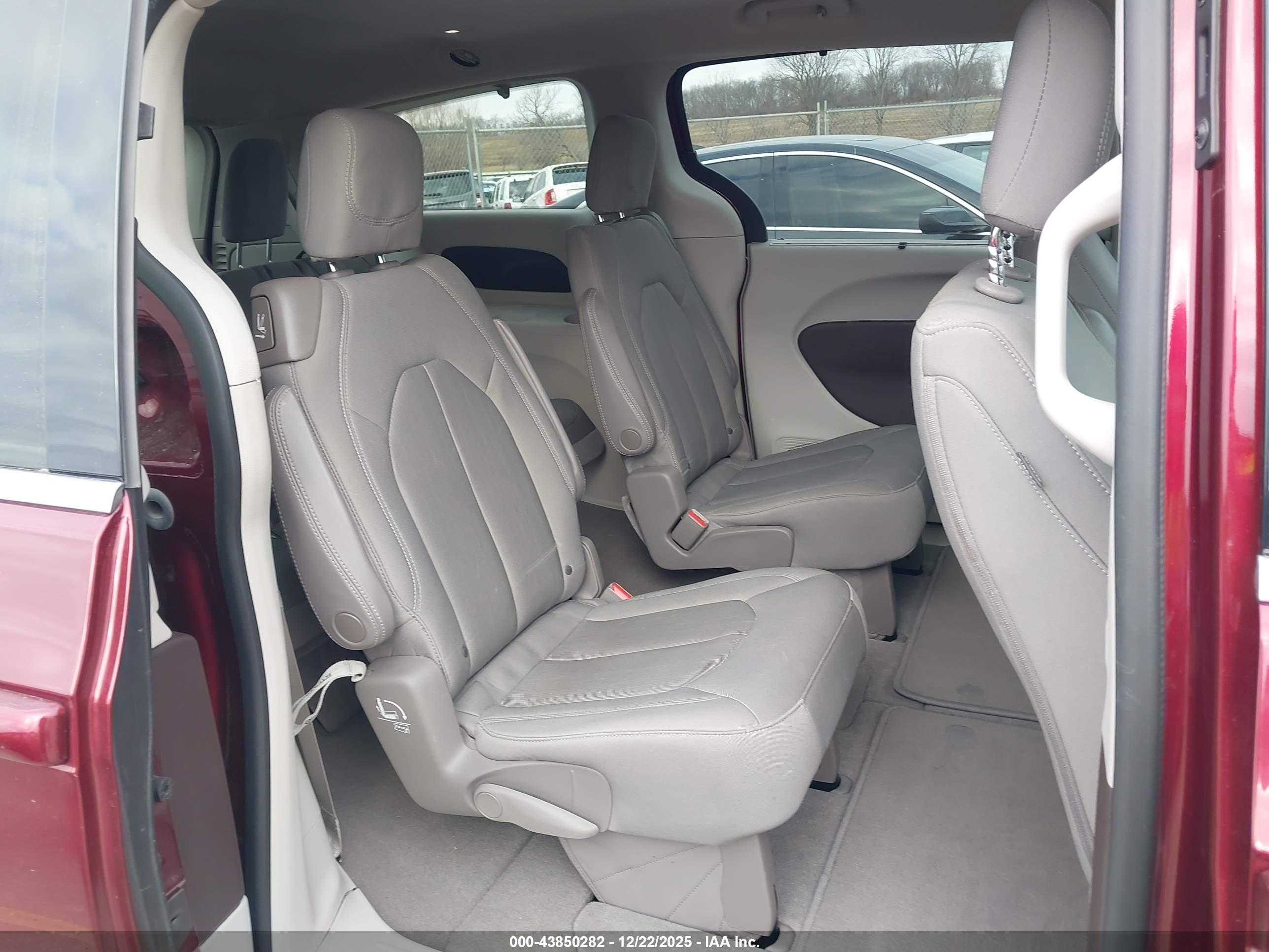 CHRYSLER PACIFICA image 8