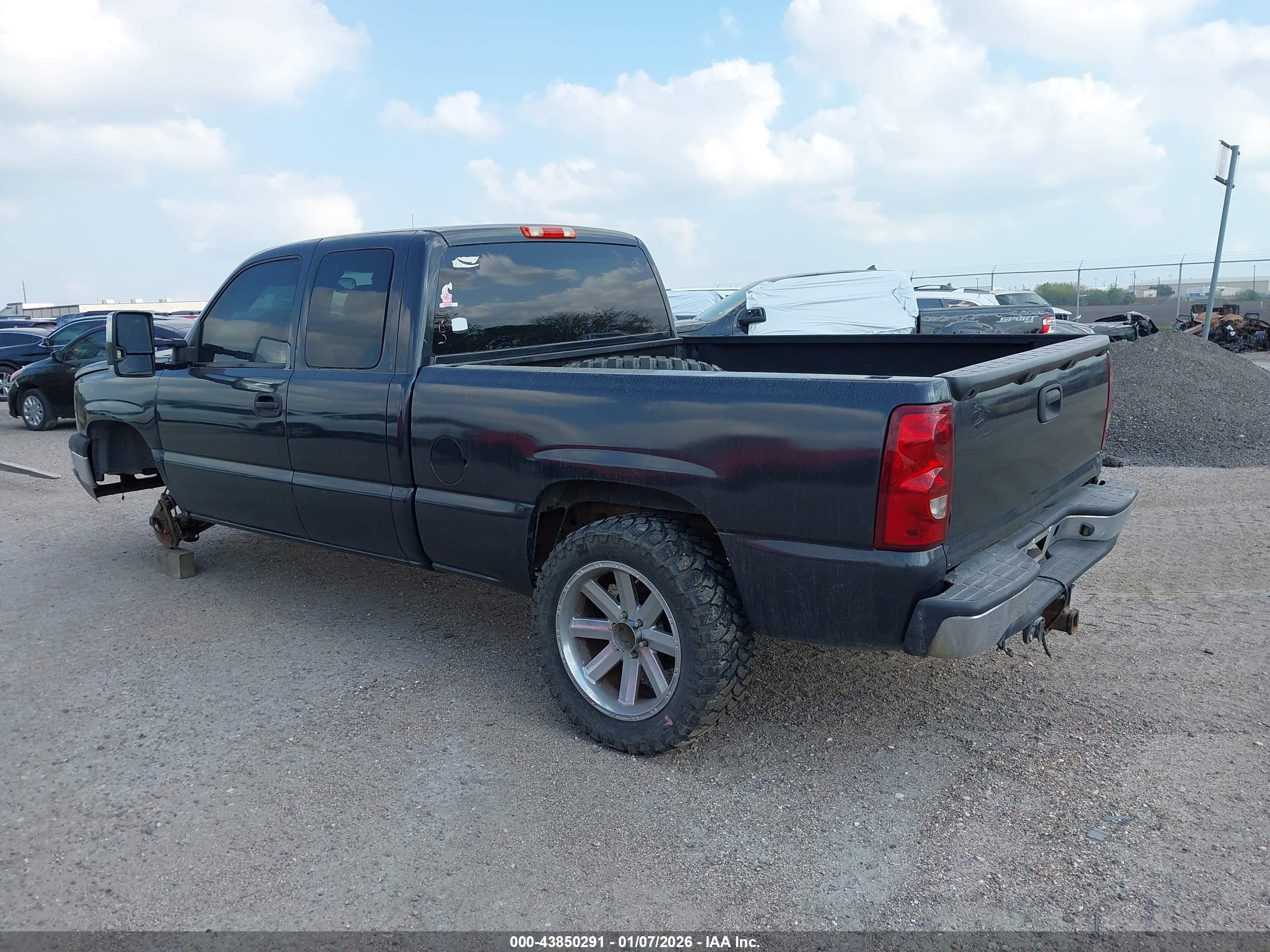 CHEVROLET SILVERADO image 3