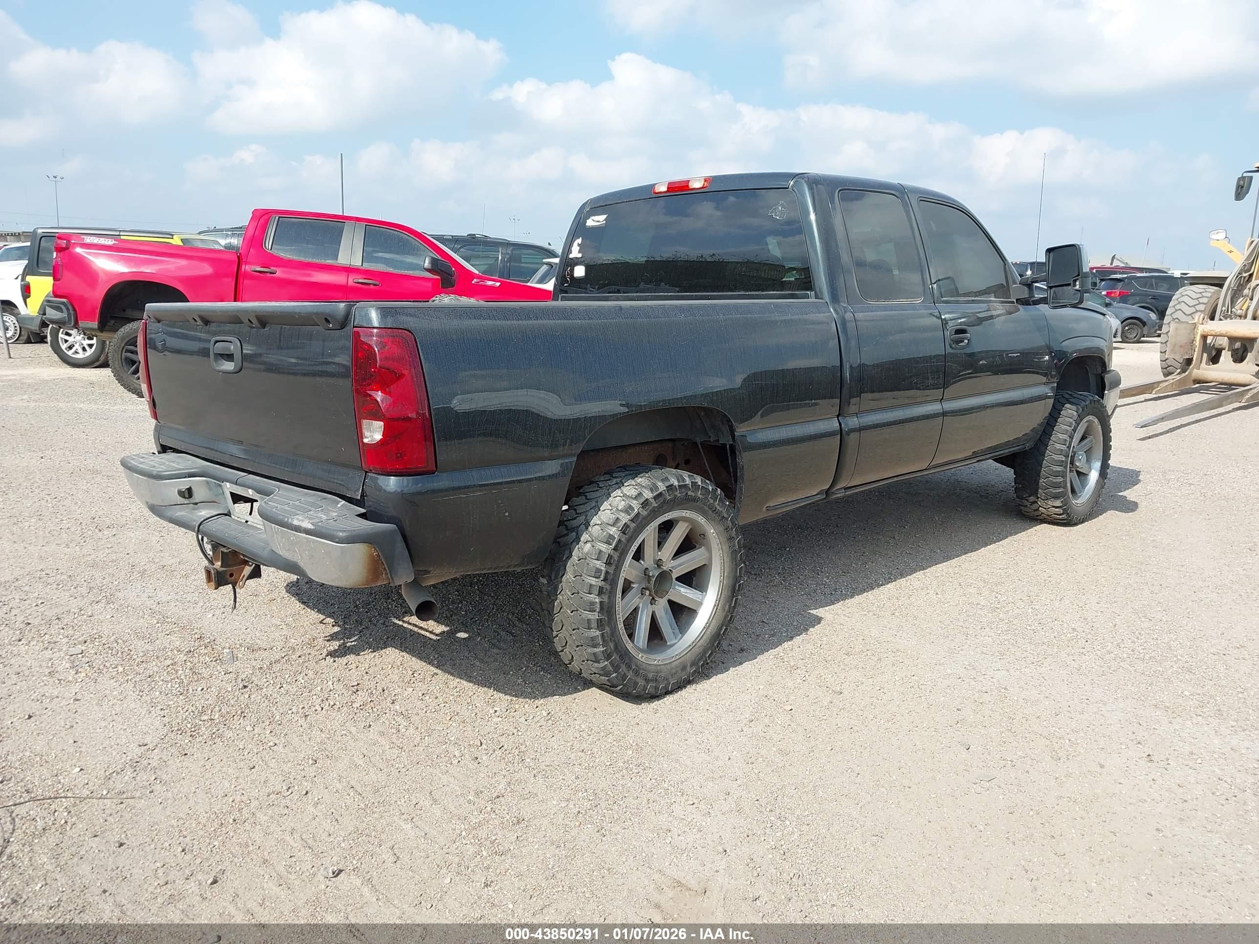 CHEVROLET SILVERADO image 4