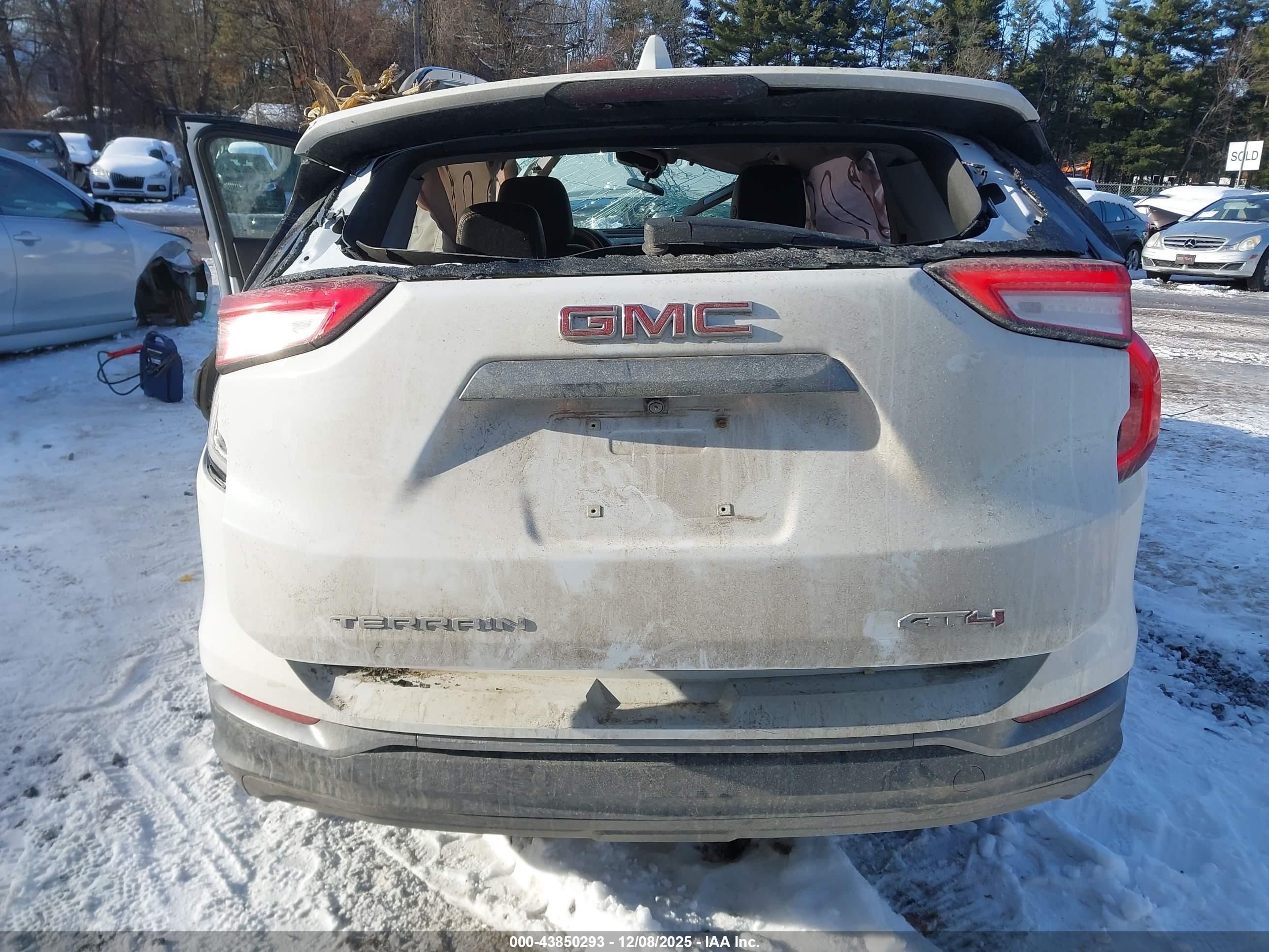GMC TERRAIN image 6