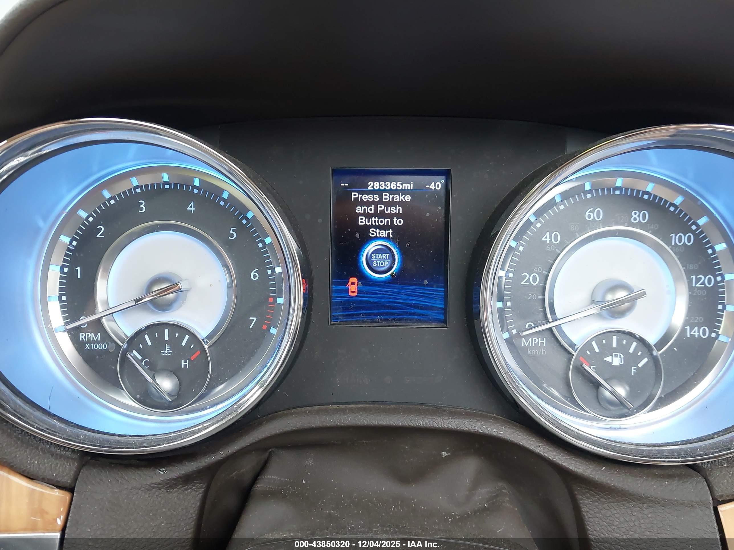CHRYSLER 300 image 7
