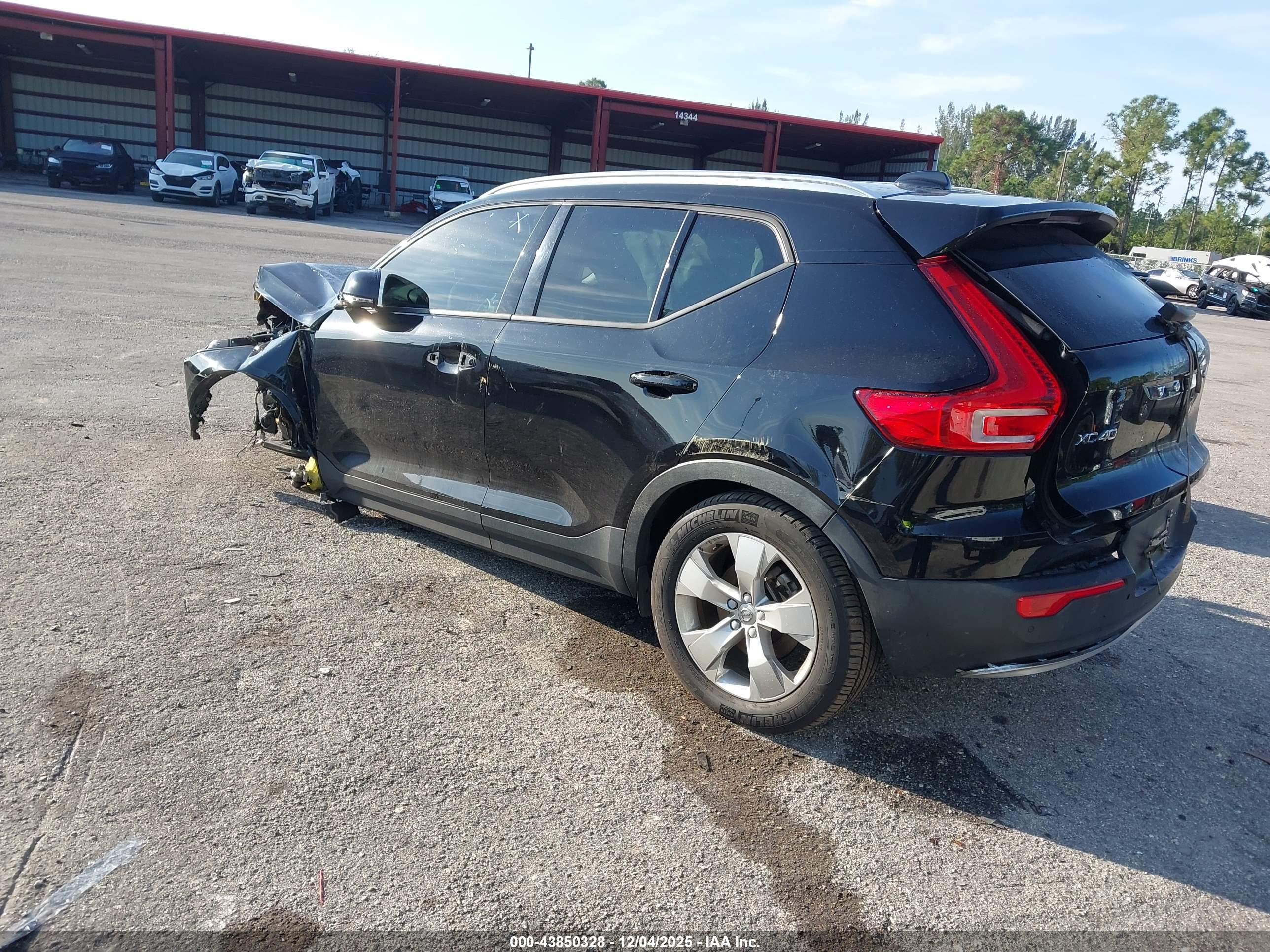 VOLVO XC40 image 3