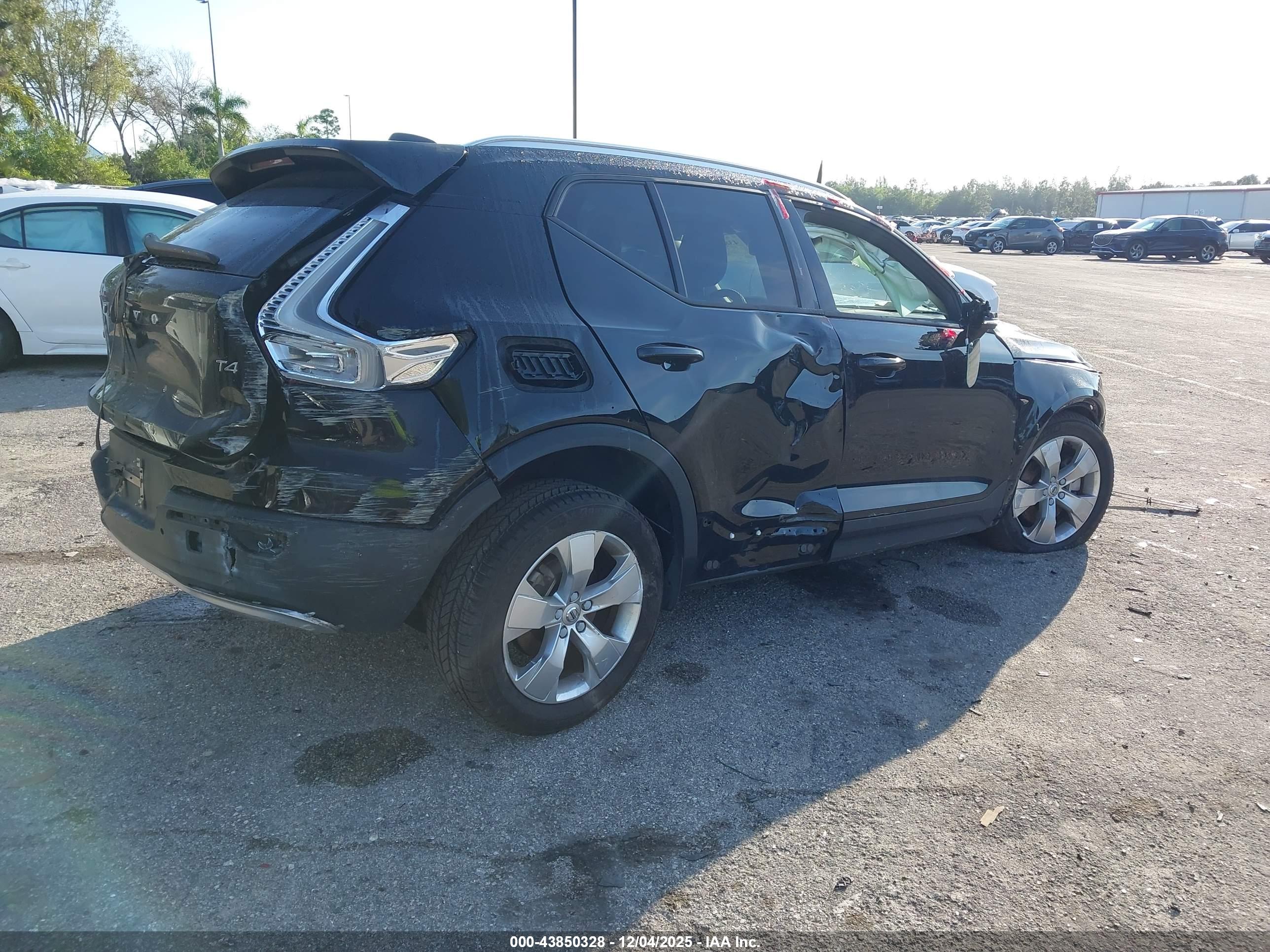 VOLVO XC40 image 4