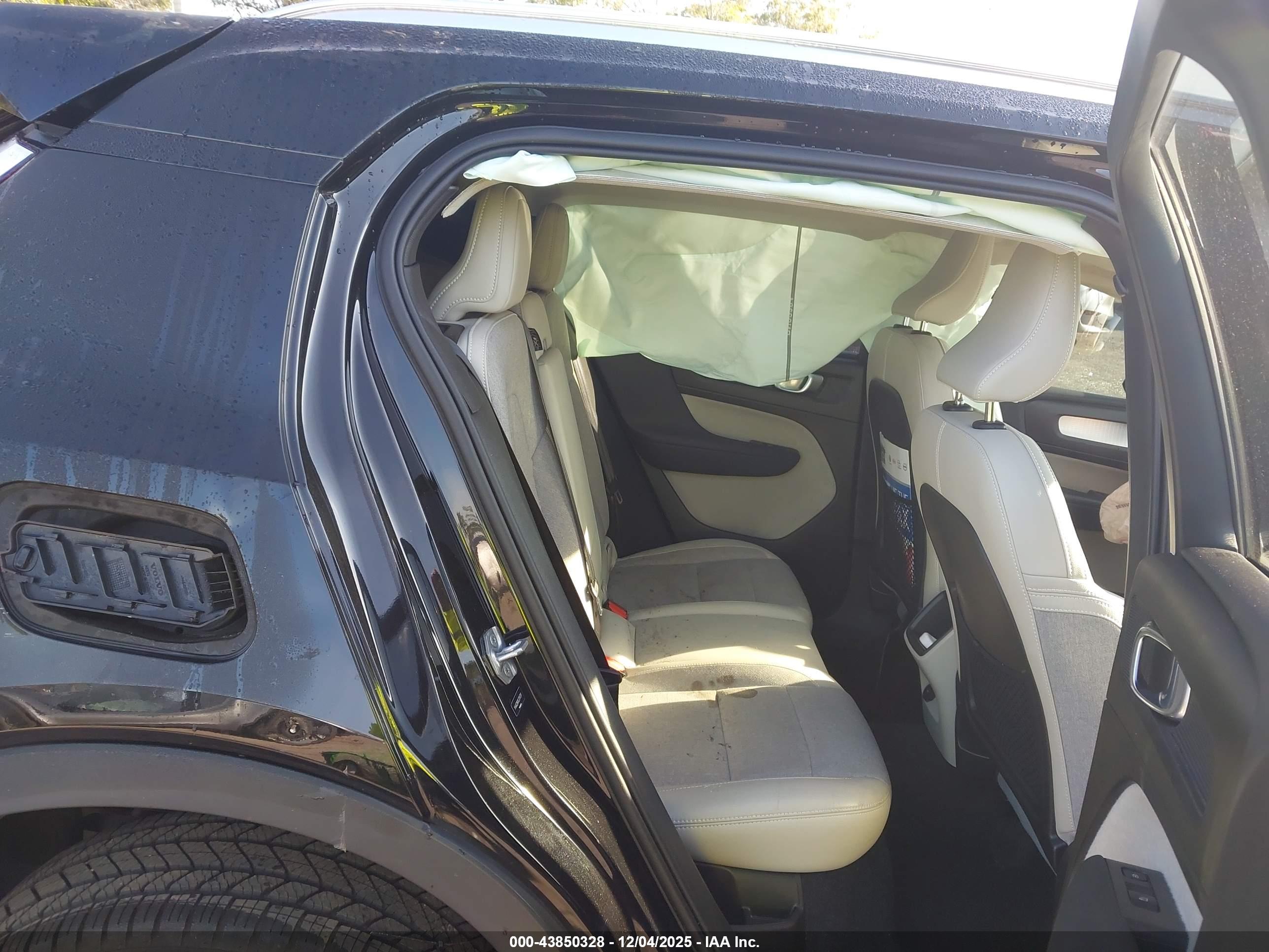 VOLVO XC40 image 8