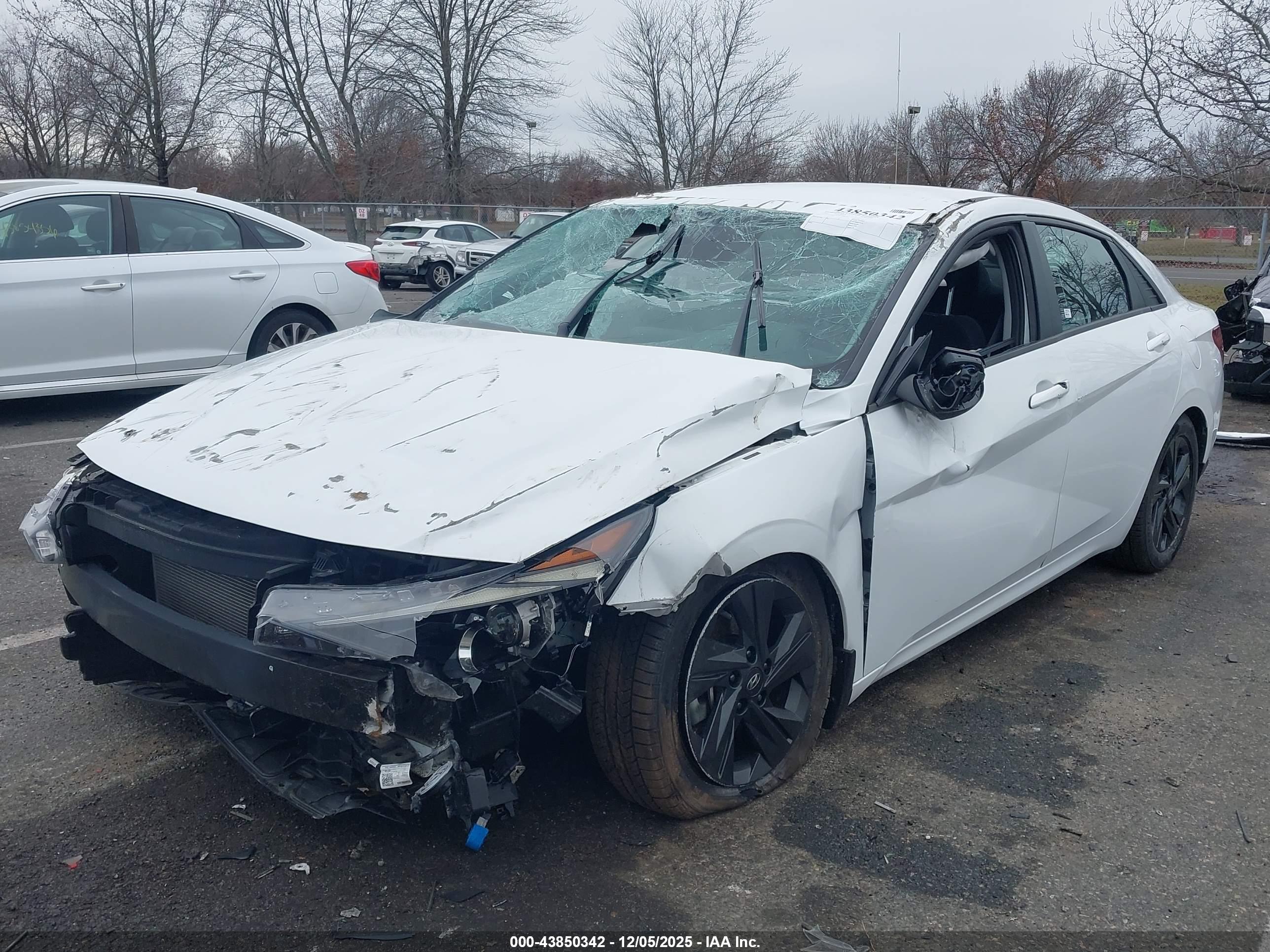 HYUNDAI ELANTRA image 2