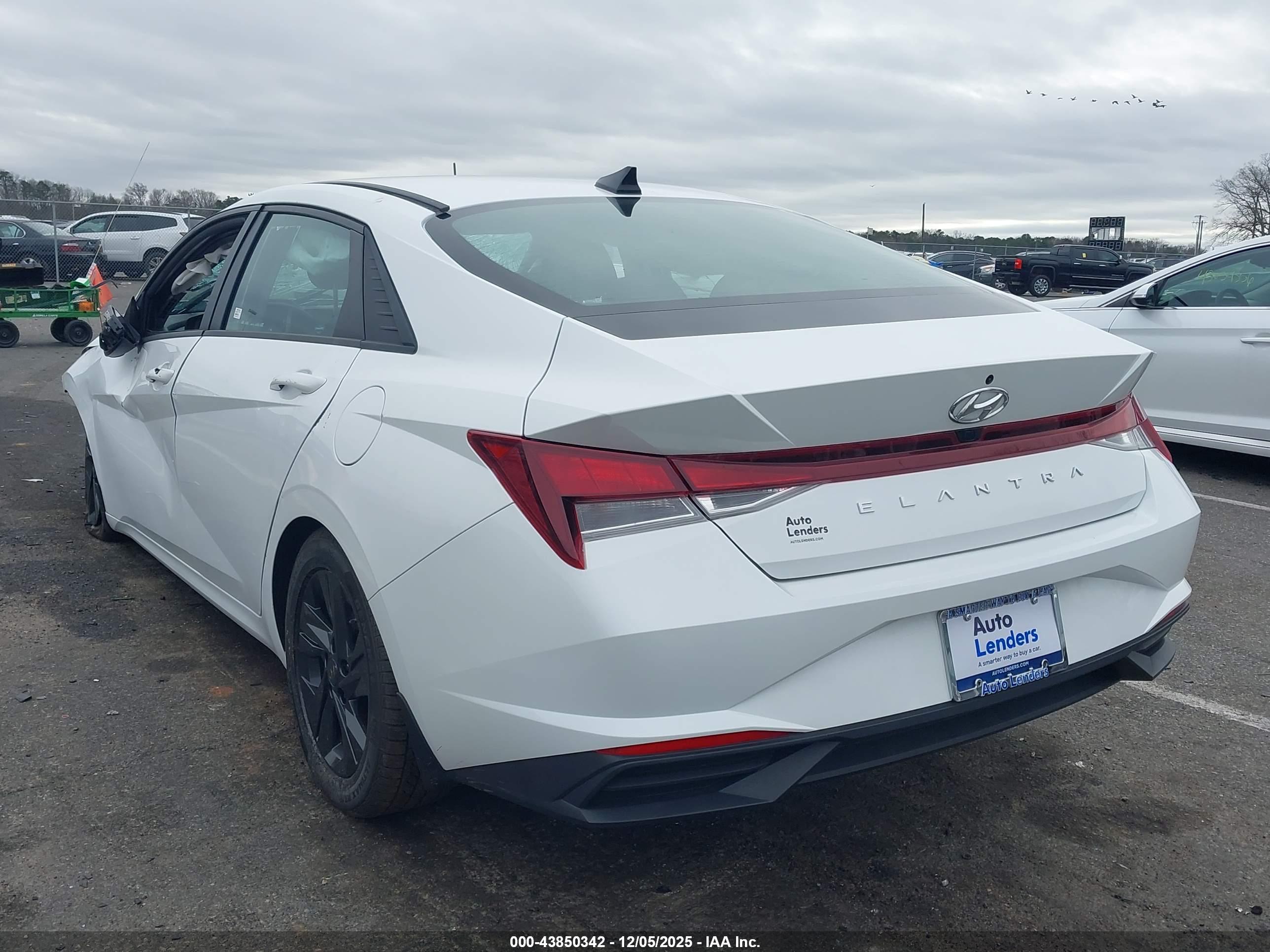 HYUNDAI ELANTRA image 3