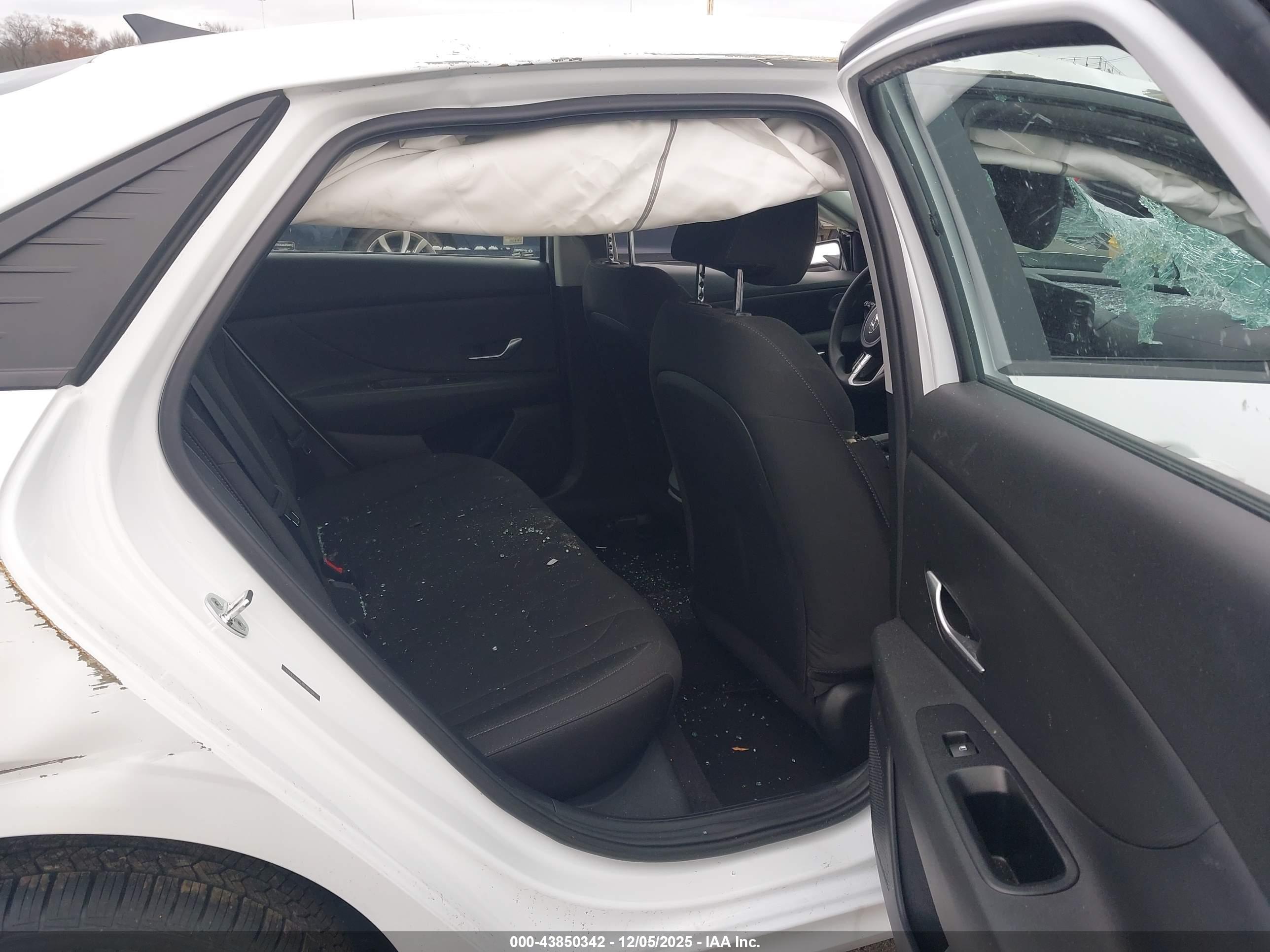 HYUNDAI ELANTRA image 8