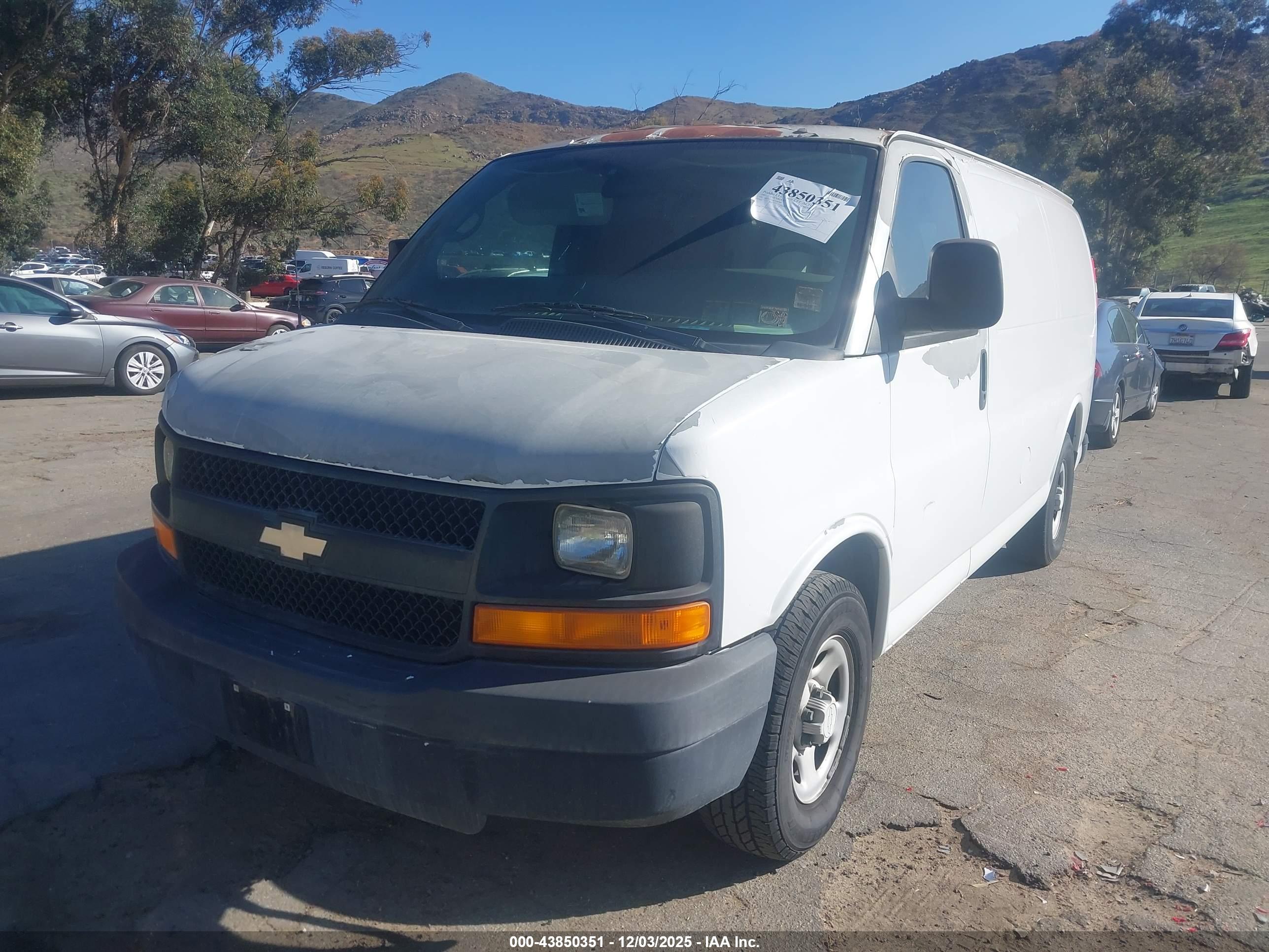 CHEVROLET EXPRESS image 2