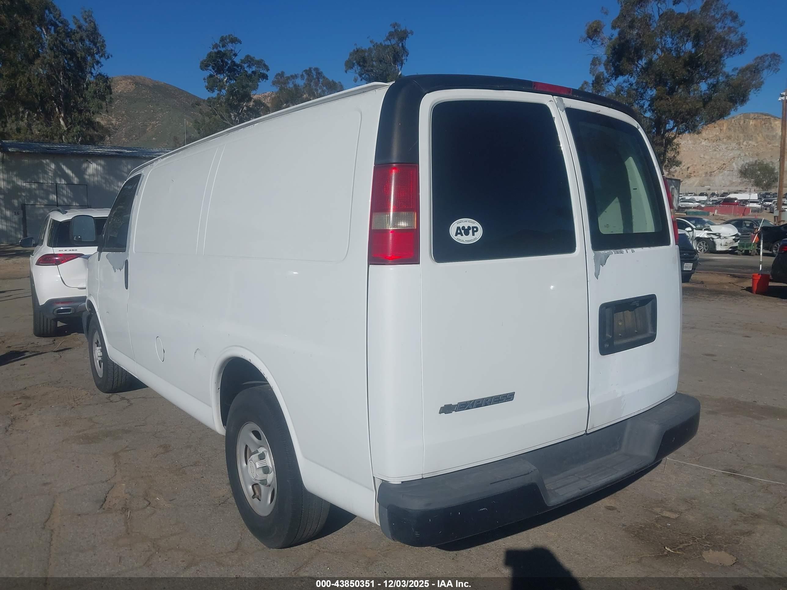 CHEVROLET EXPRESS image 3