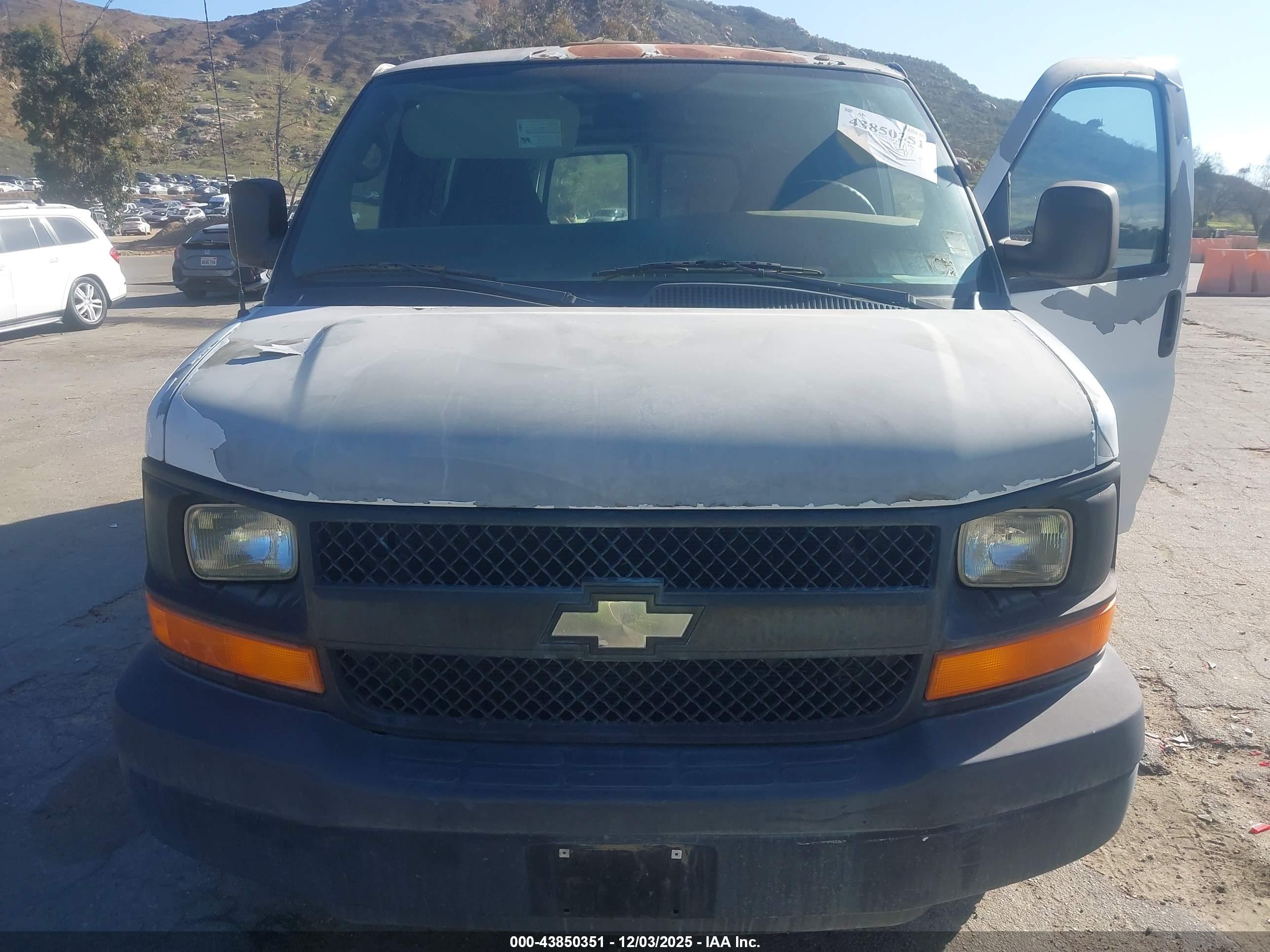 CHEVROLET EXPRESS image 6