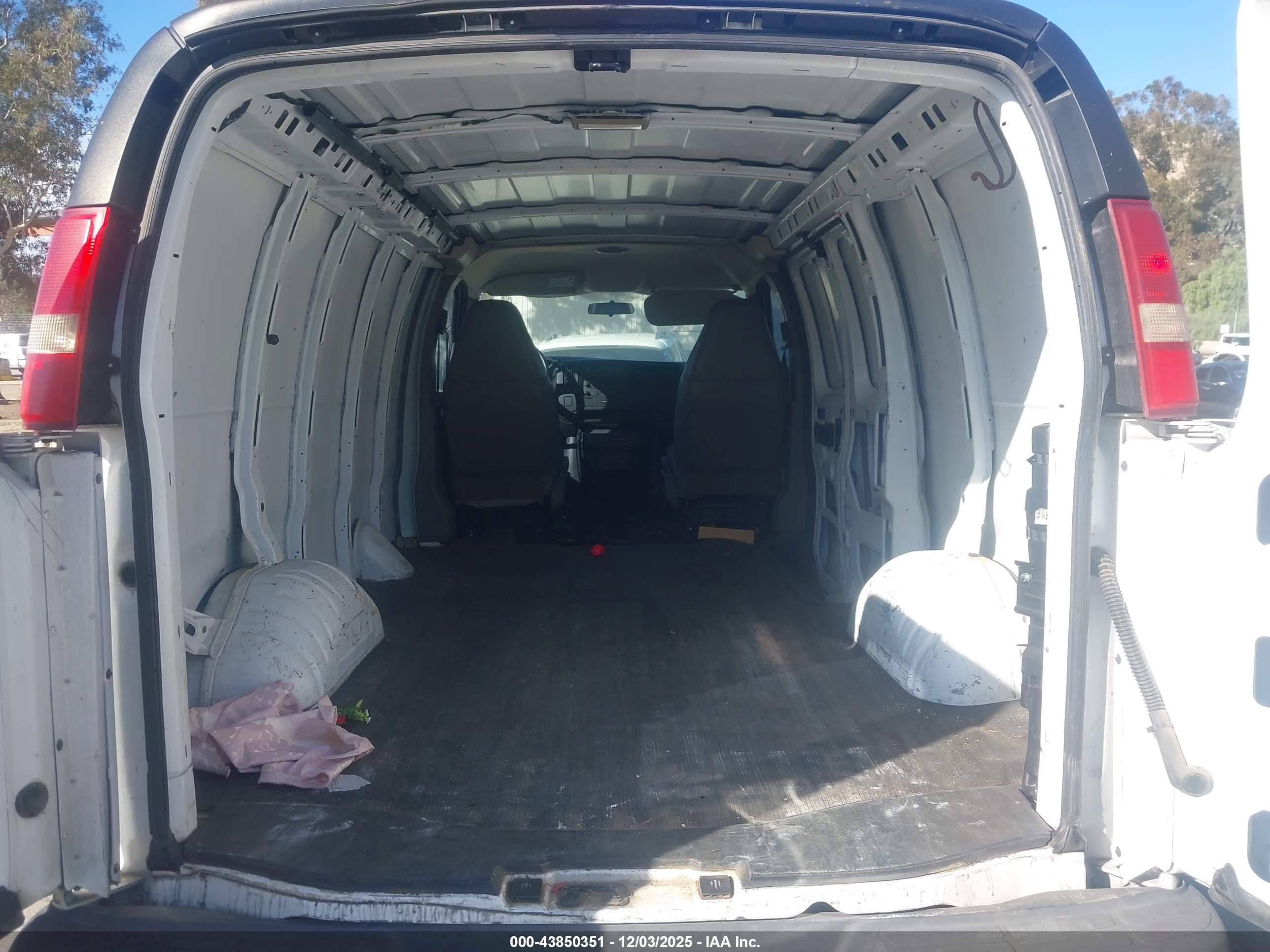 CHEVROLET EXPRESS image 8