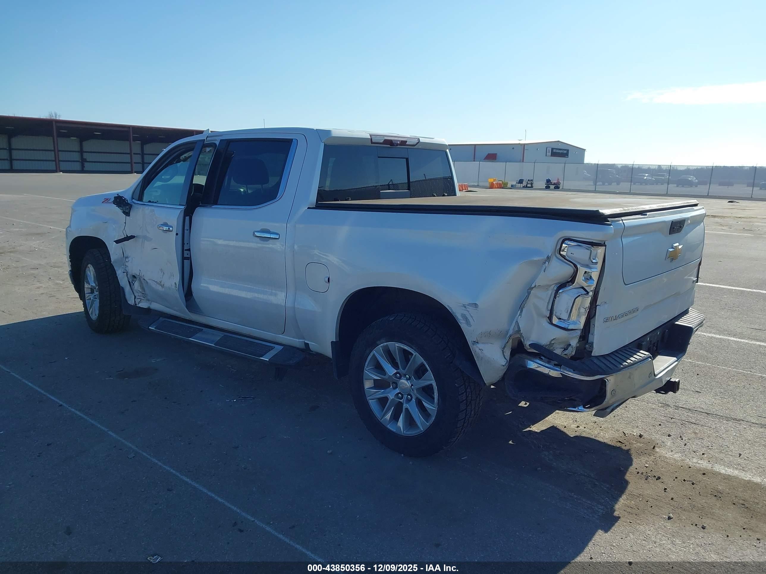 CHEVROLET SILVERADO image 3