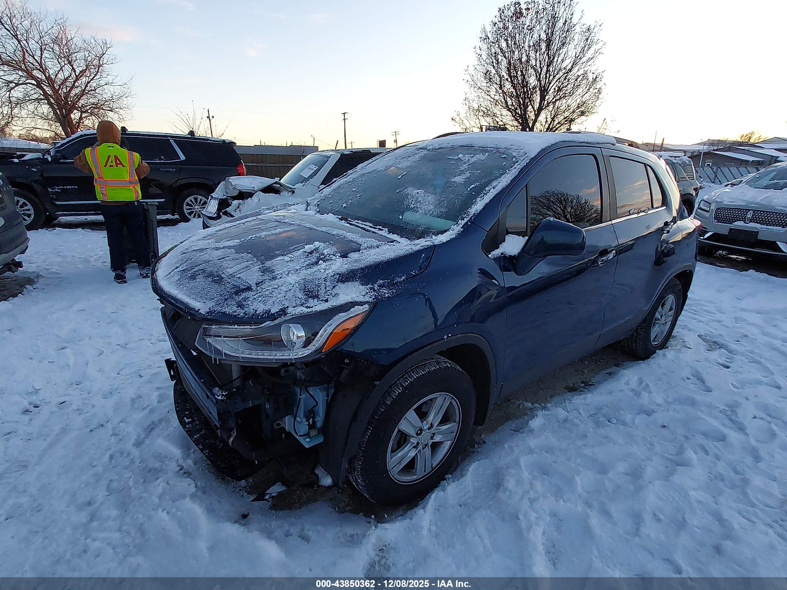CHEVROLET TRAX image 2