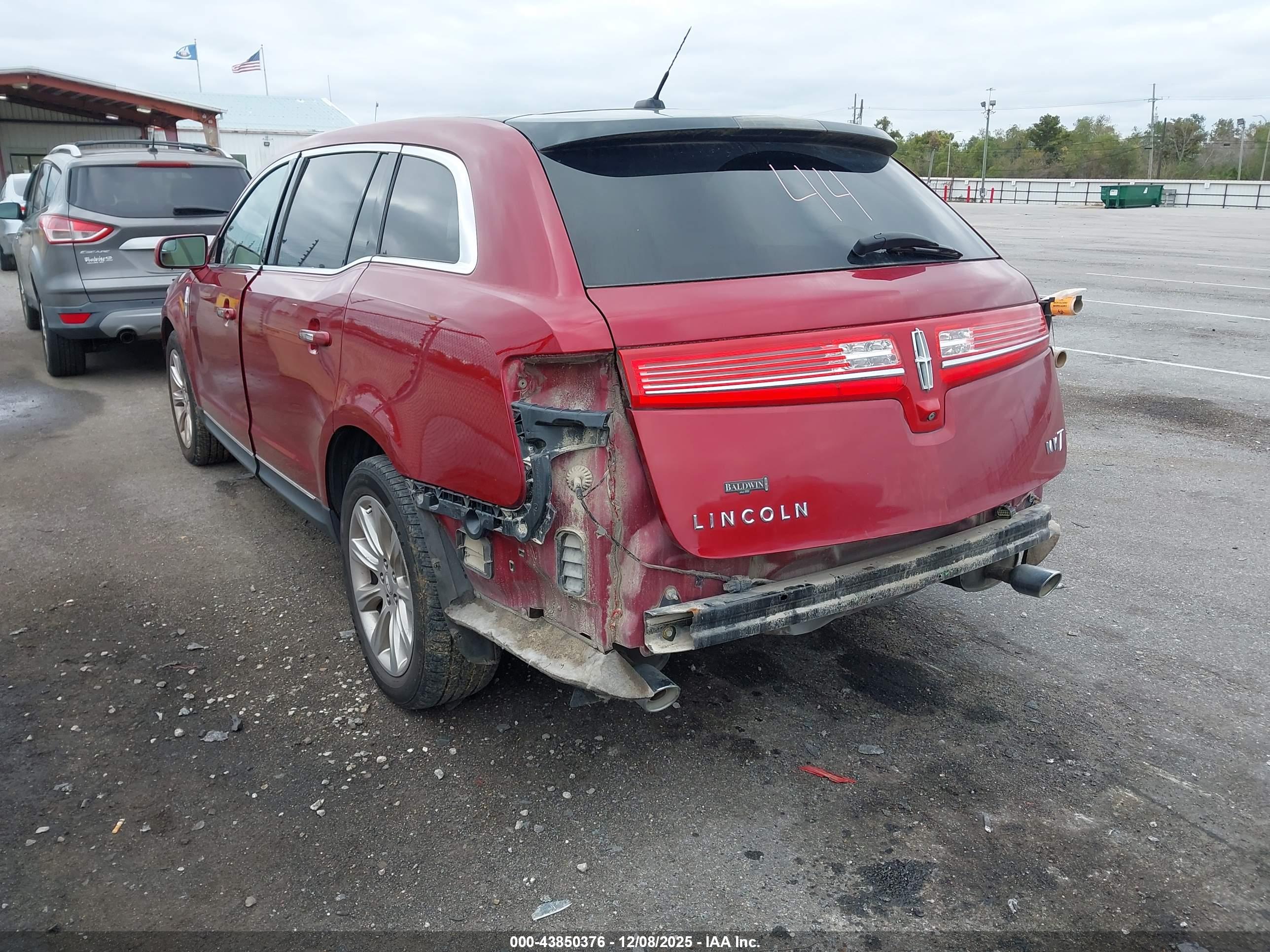 LINCOLN MKT image 3