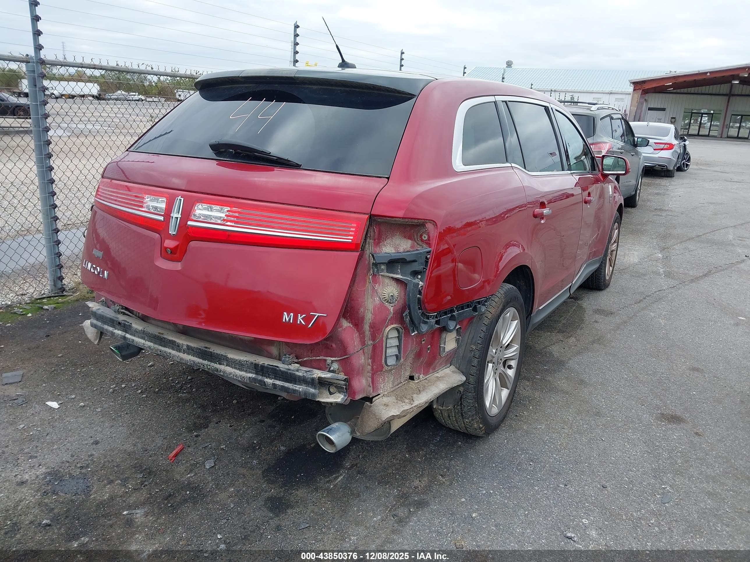 LINCOLN MKT image 4