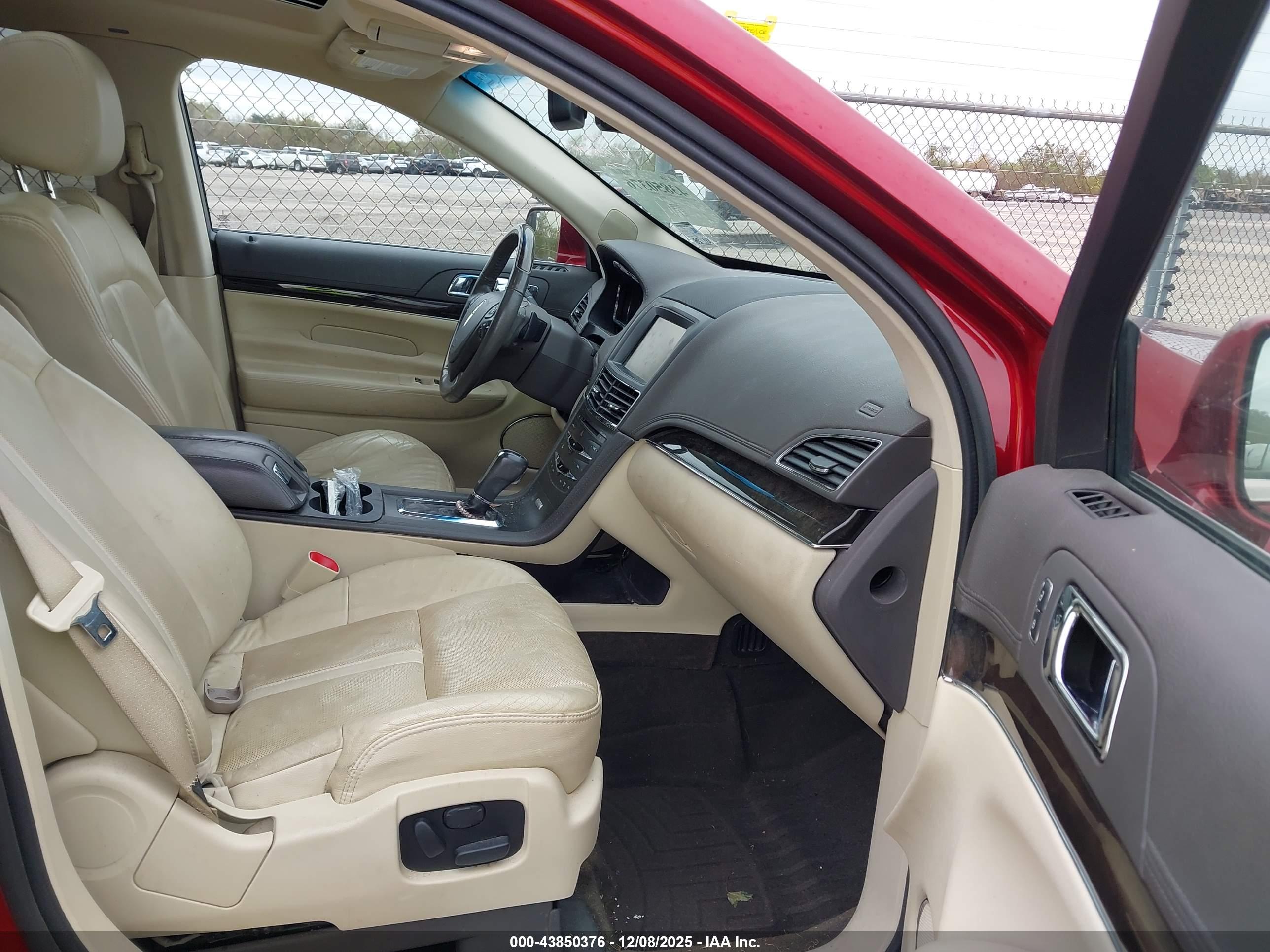 LINCOLN MKT image 5