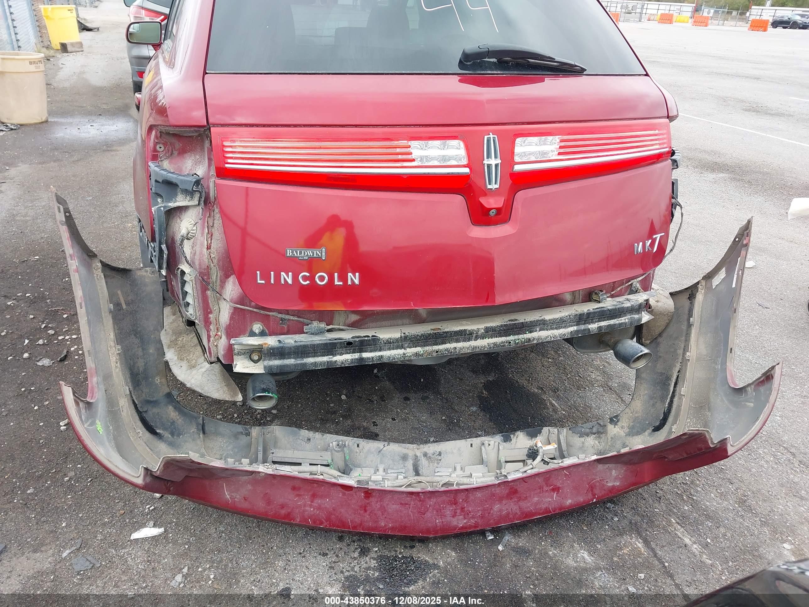 LINCOLN MKT image 6