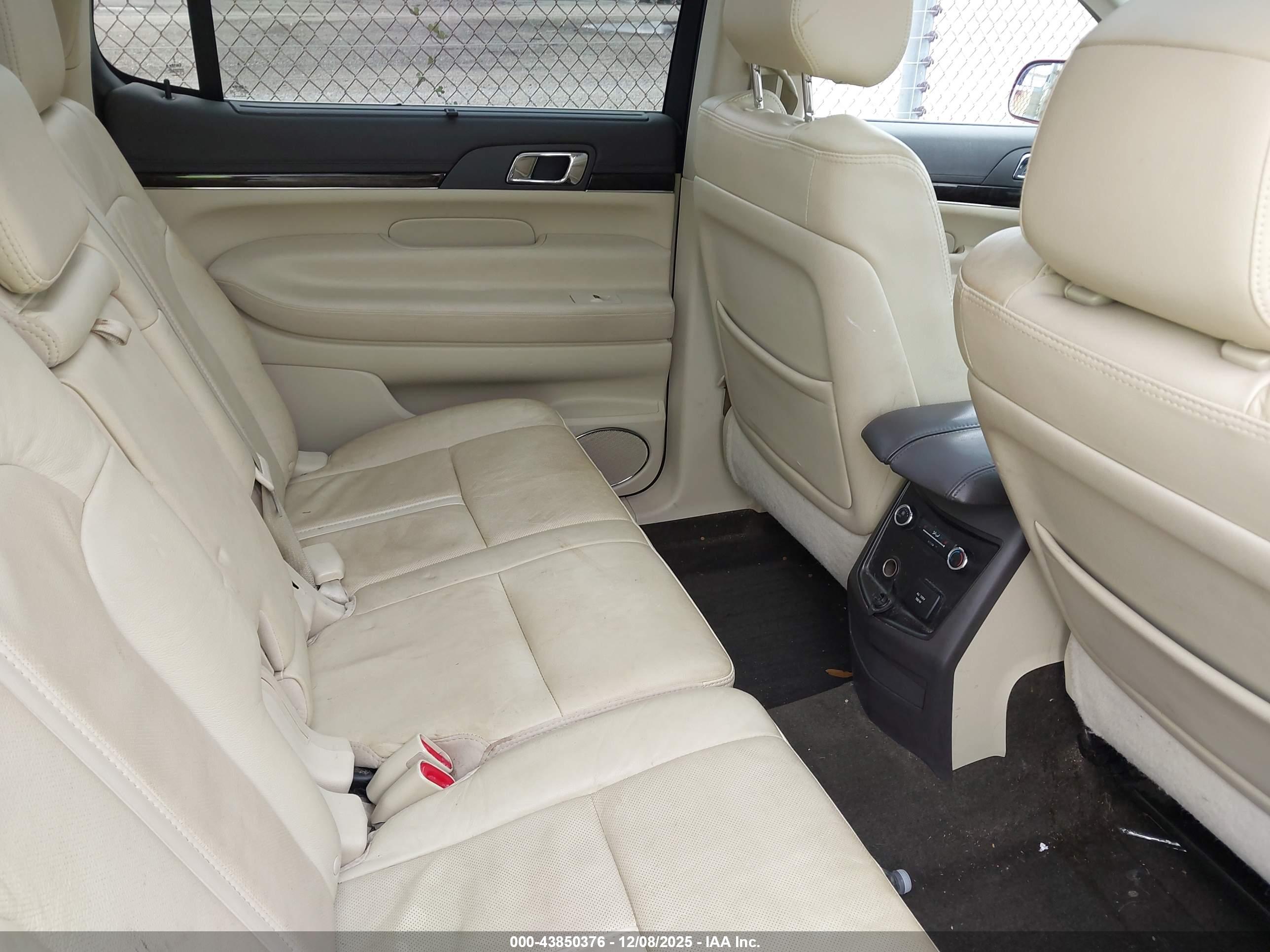 LINCOLN MKT image 8
