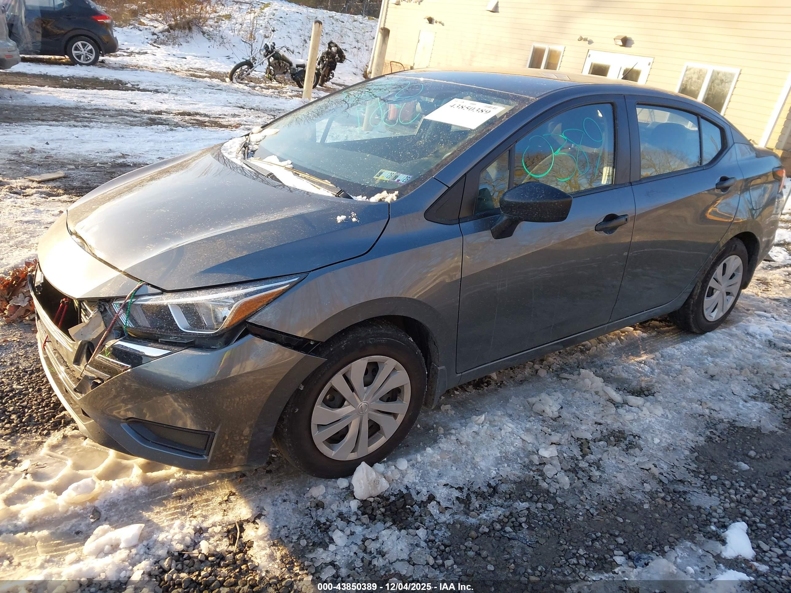 NISSAN VERSA image 2