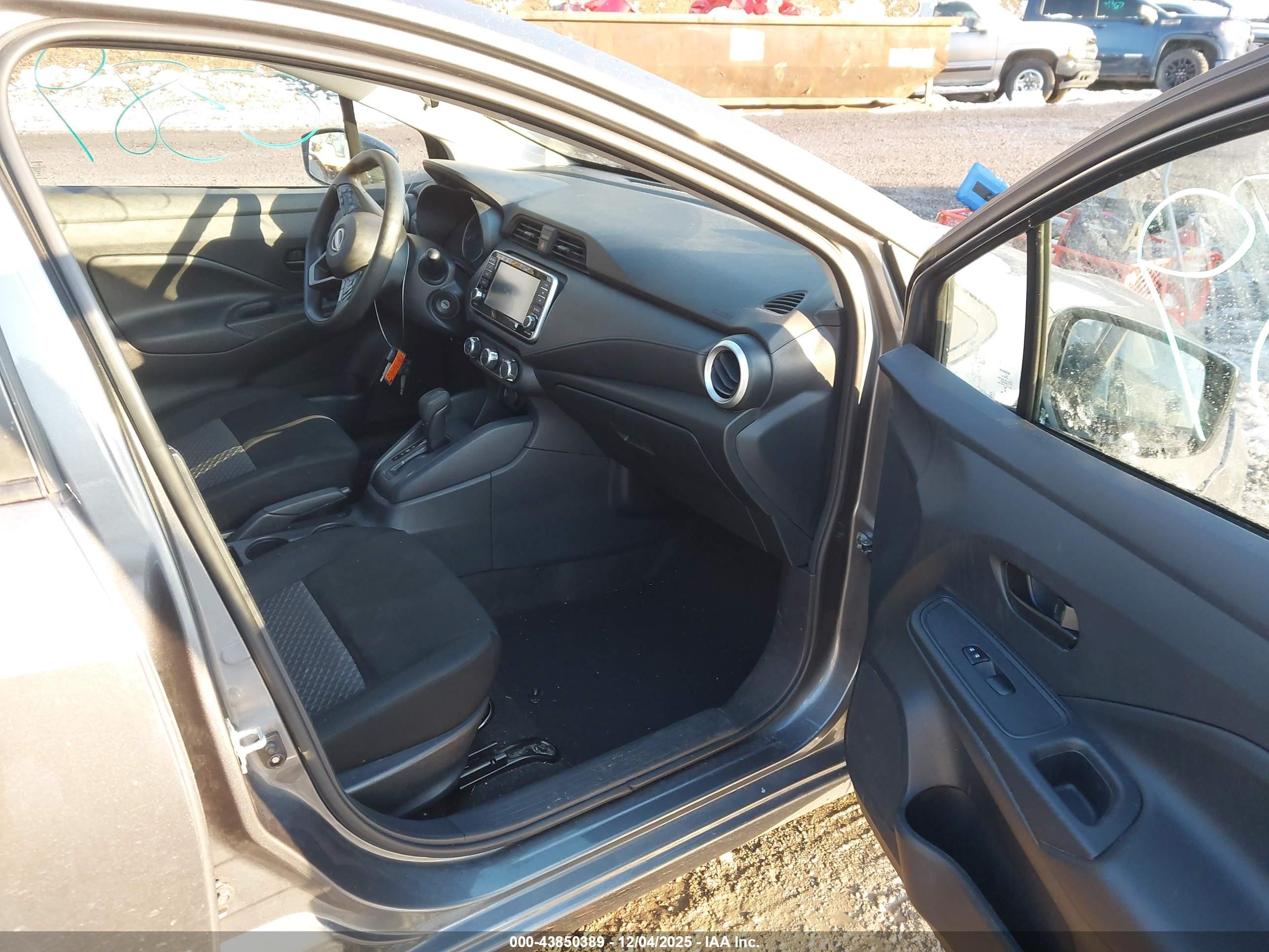 NISSAN VERSA image 5