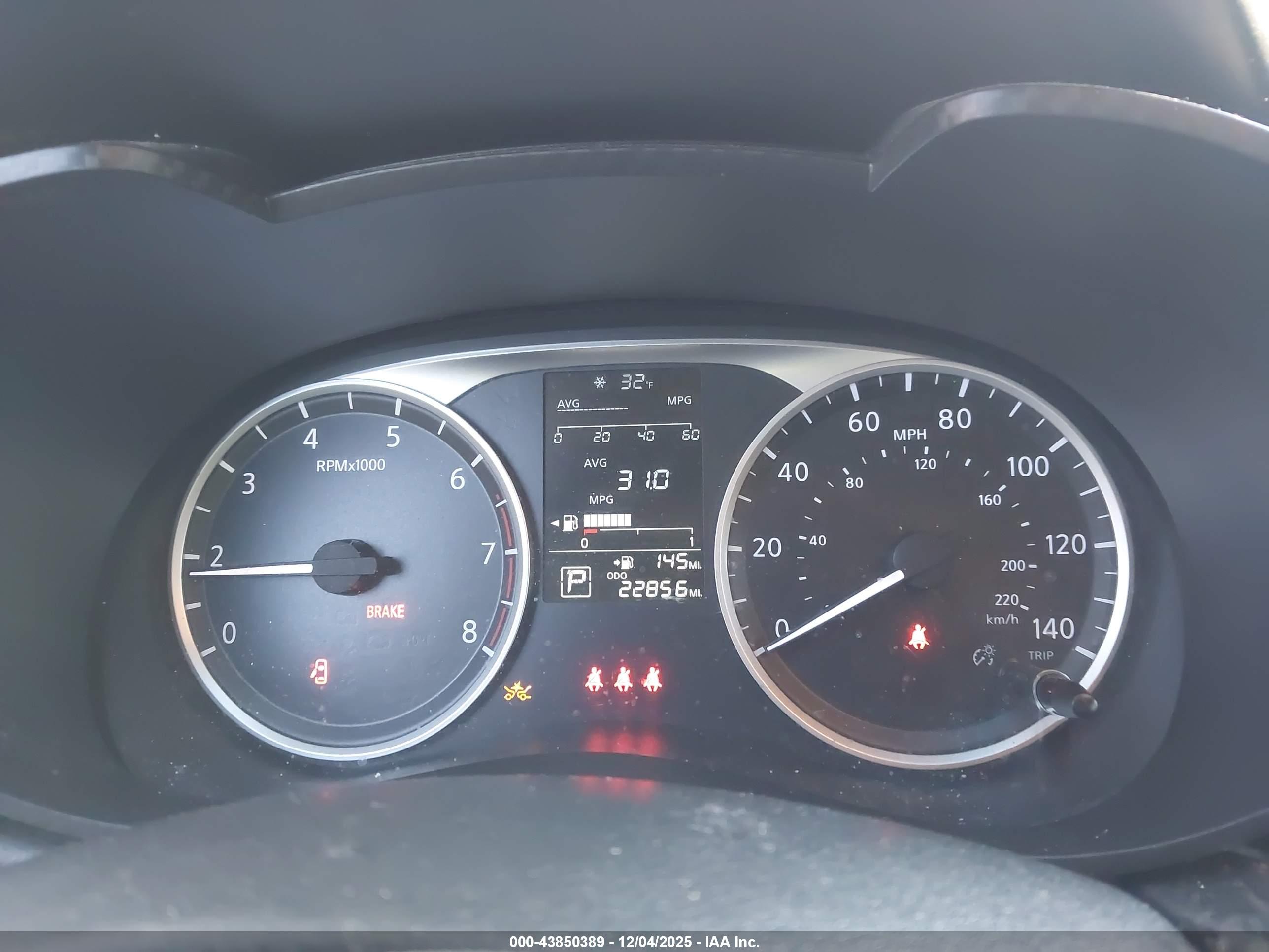 NISSAN VERSA image 7