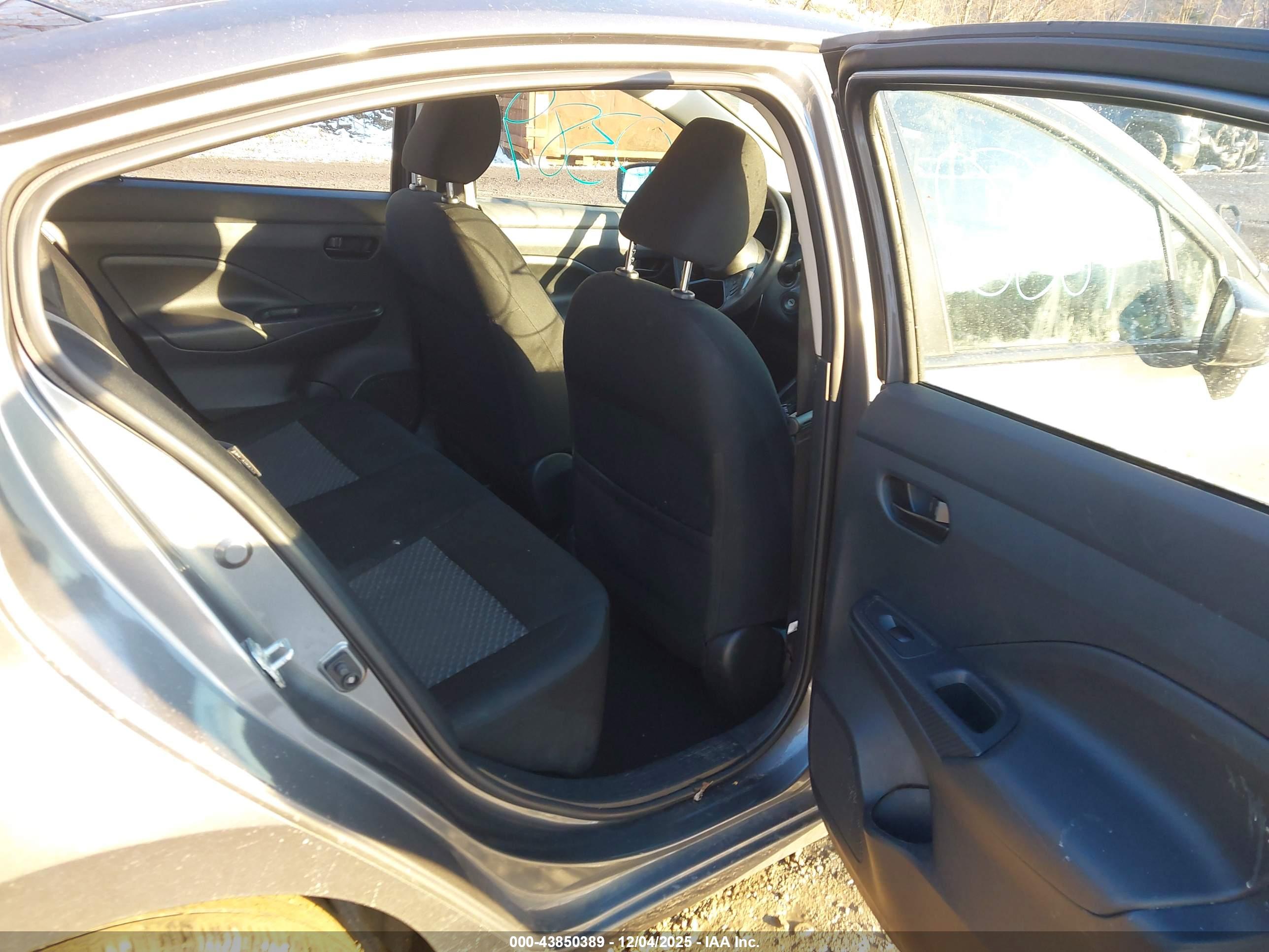 NISSAN VERSA image 8