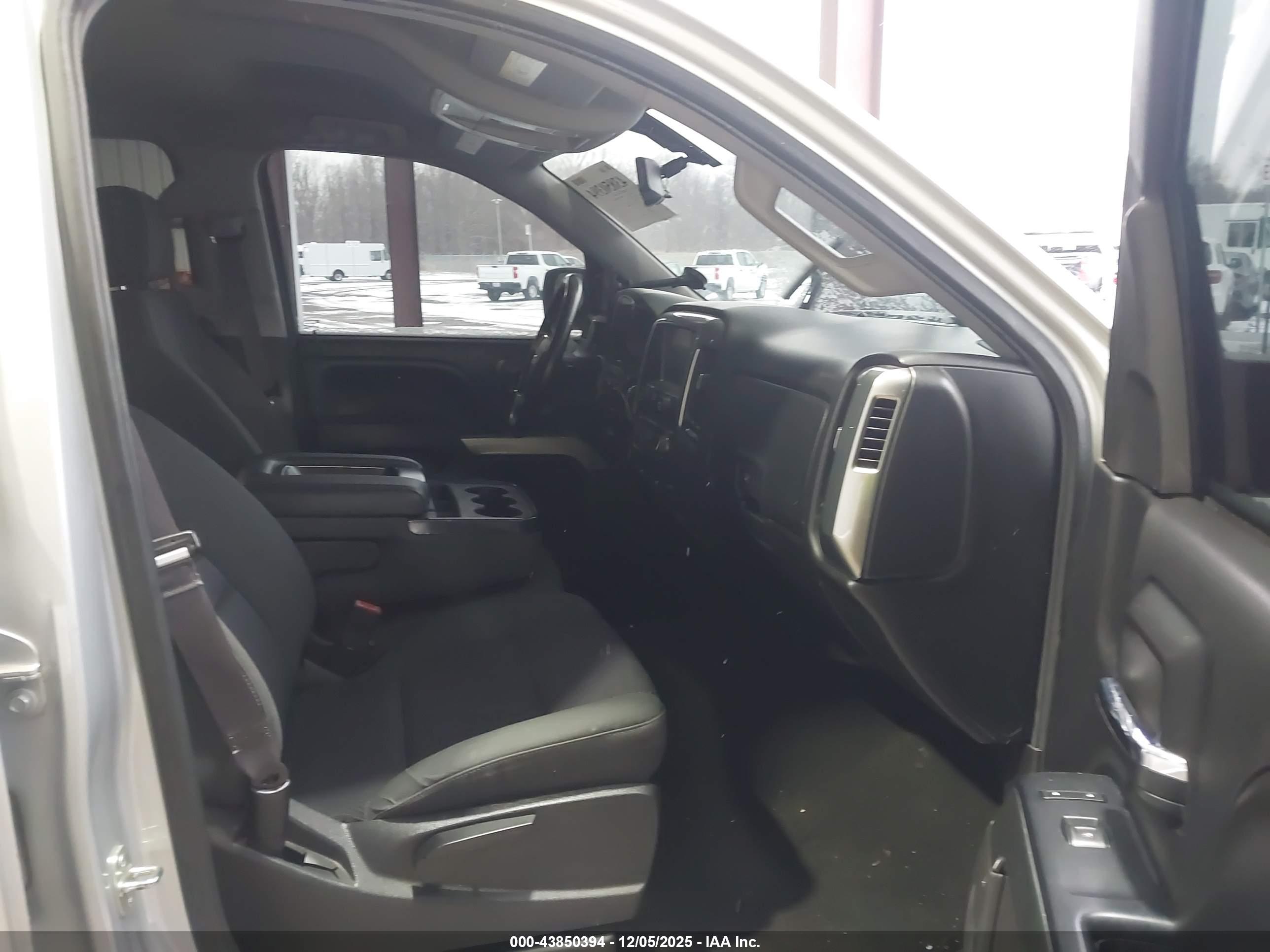 CHEVROLET SILVERADO image 5