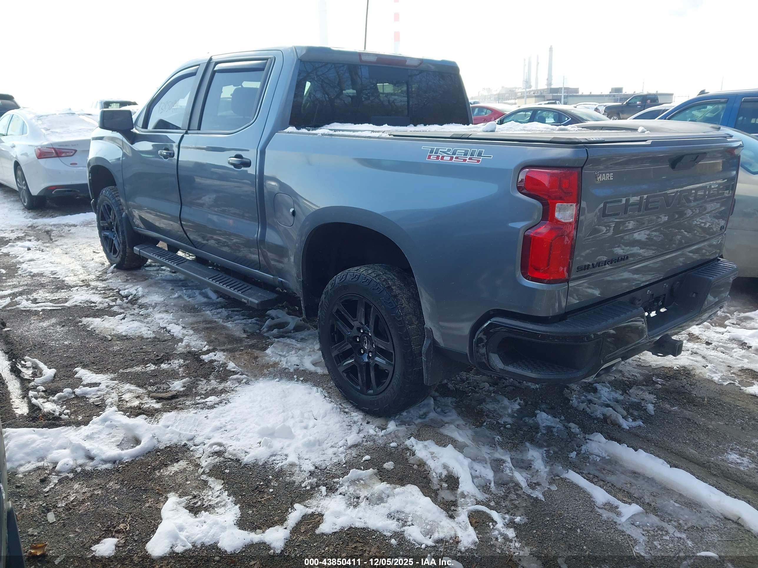 CHEVROLET SILVERADO image 3