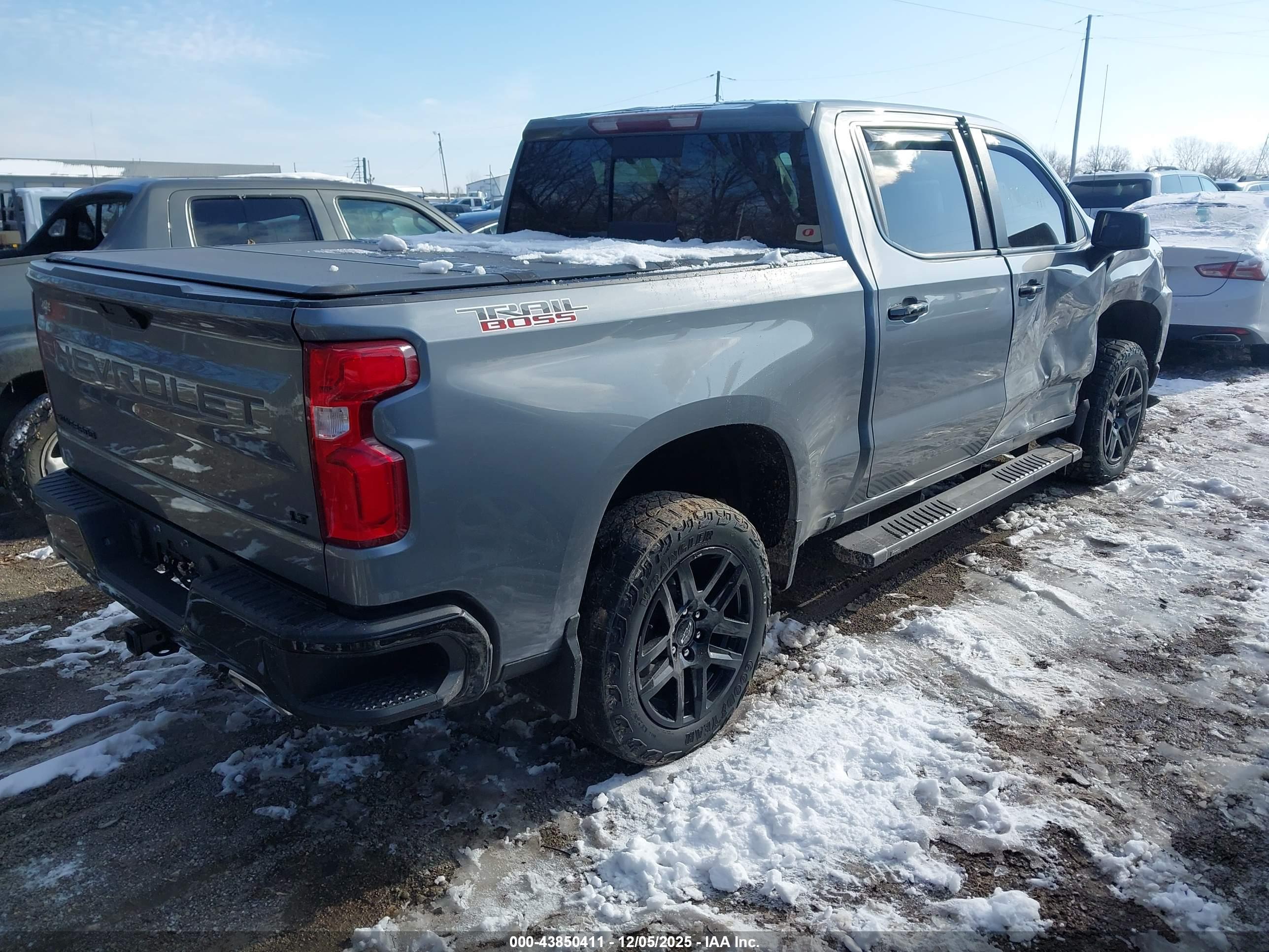 CHEVROLET SILVERADO image 4