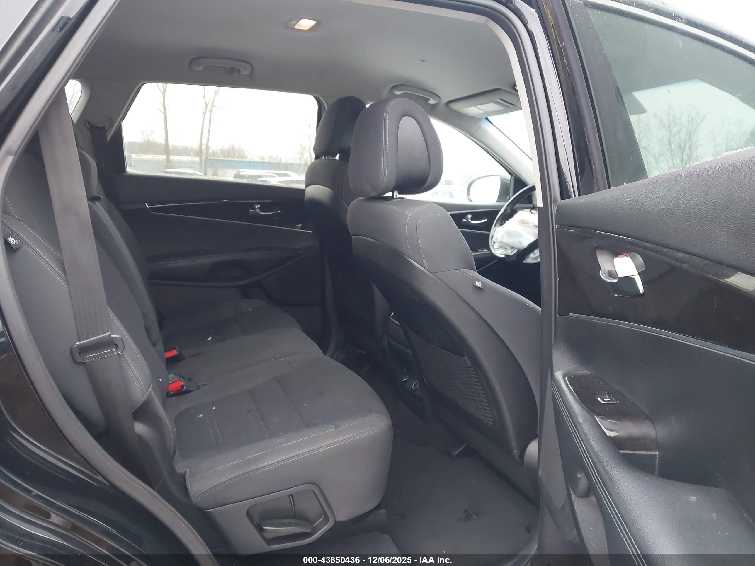 KIA SORENTO image 8
