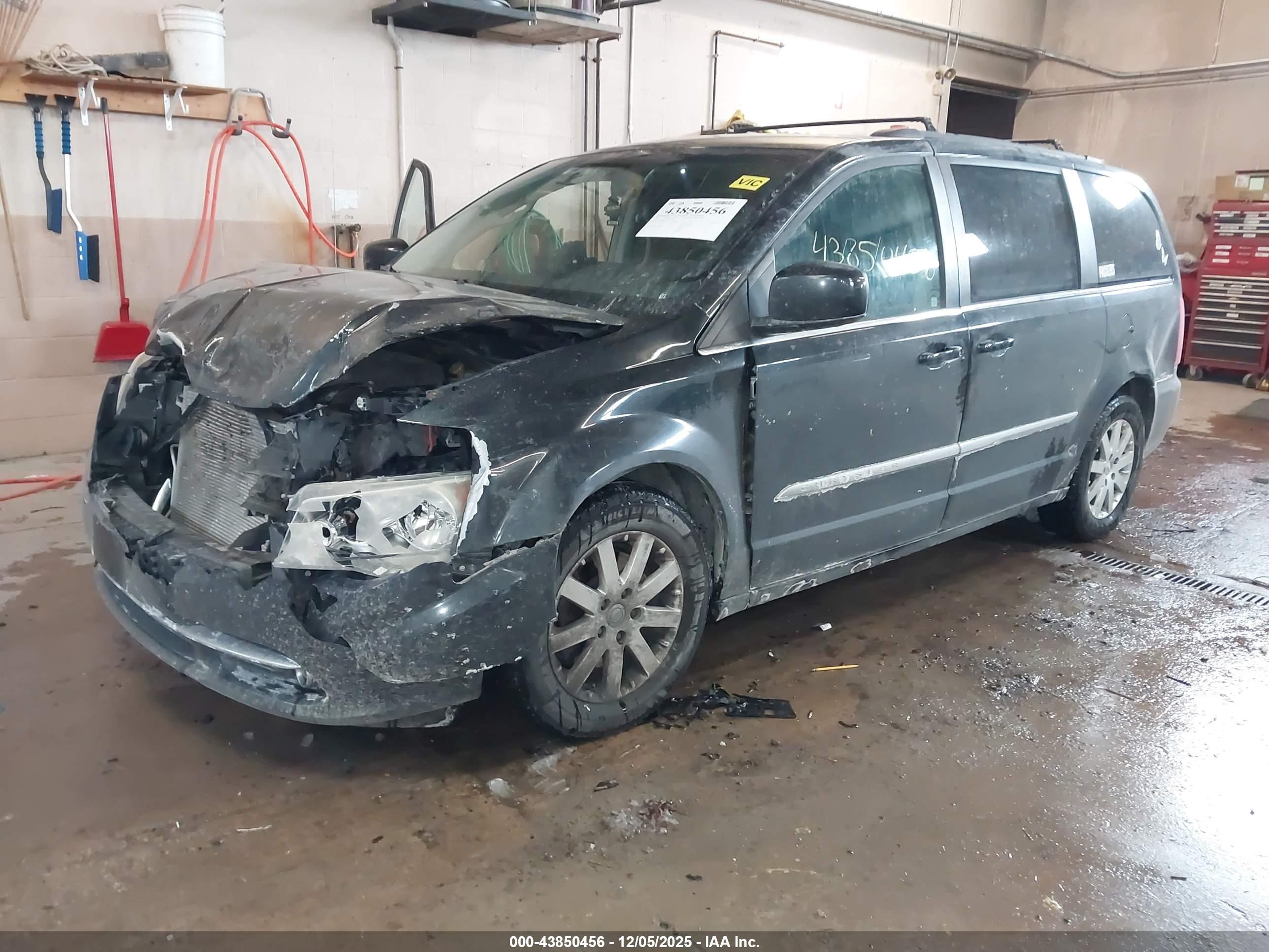CHRYSLER TOWN image 2