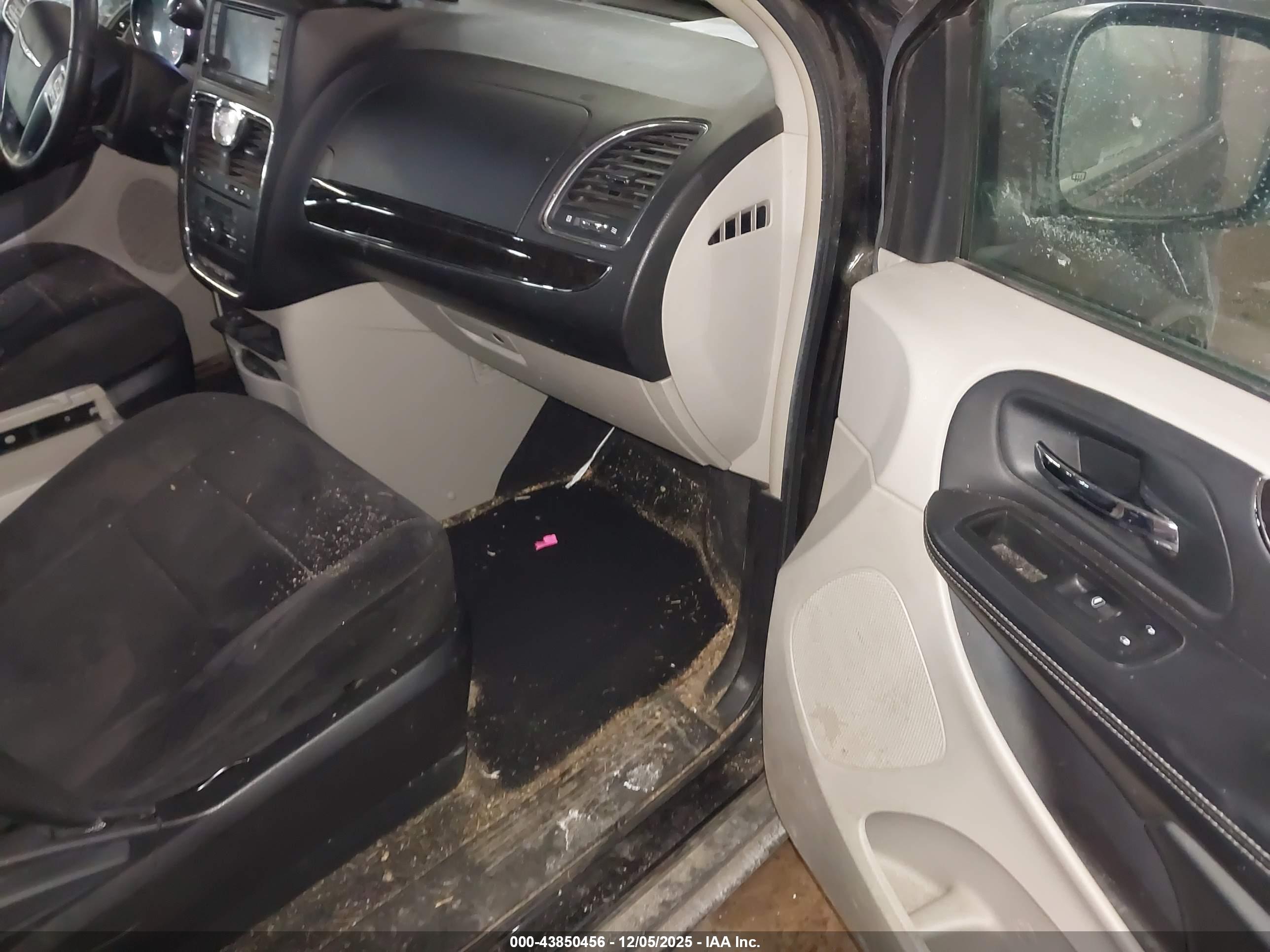CHRYSLER TOWN image 5