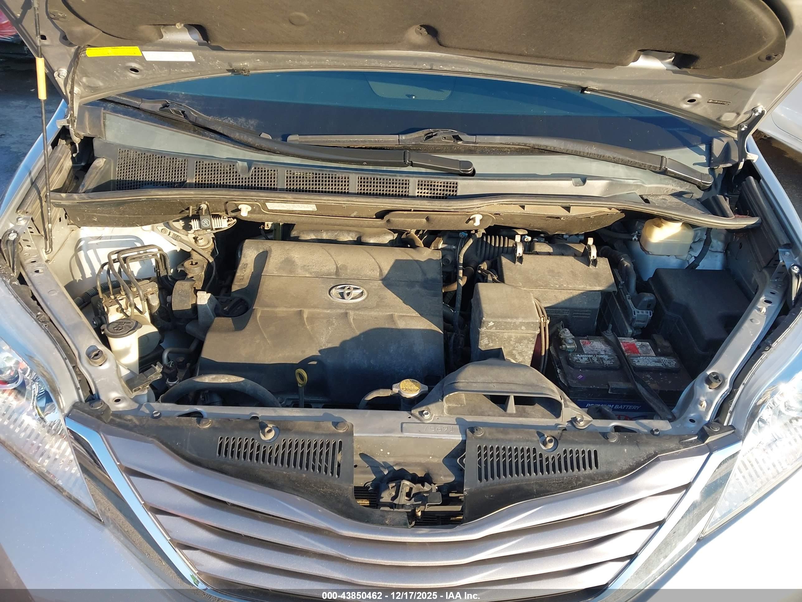TOYOTA SIENNA image 10