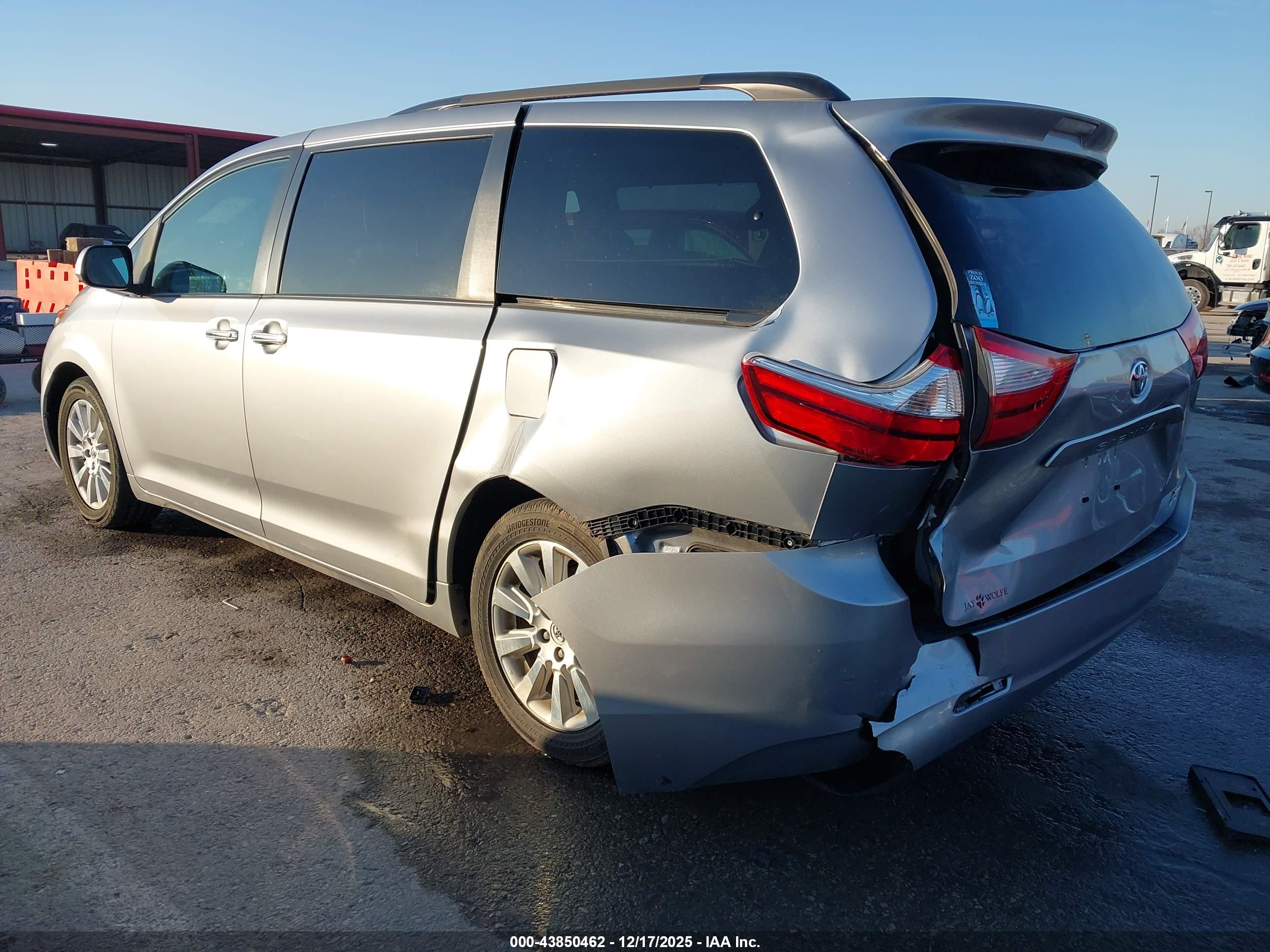 TOYOTA SIENNA image 3