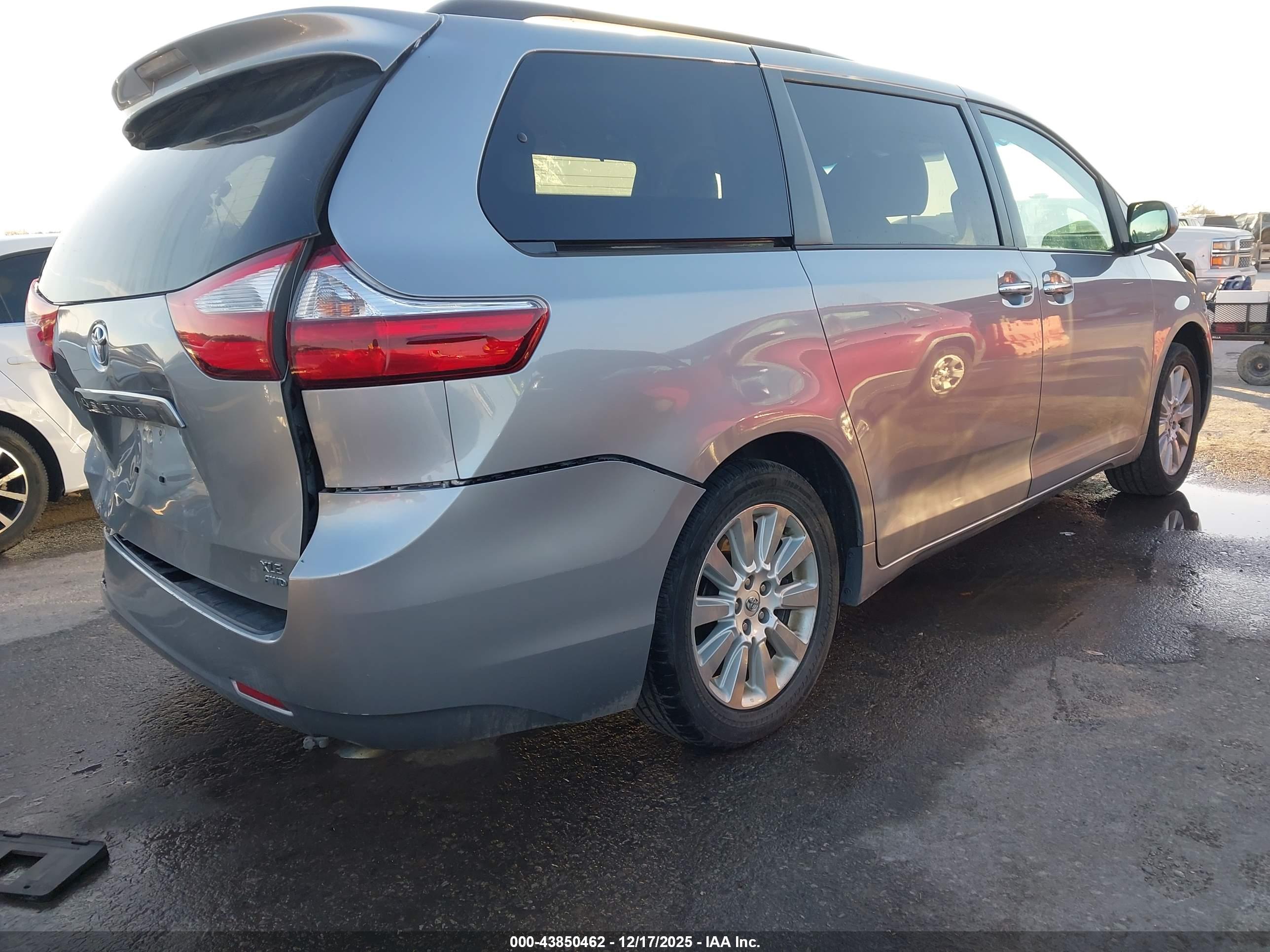 TOYOTA SIENNA image 4