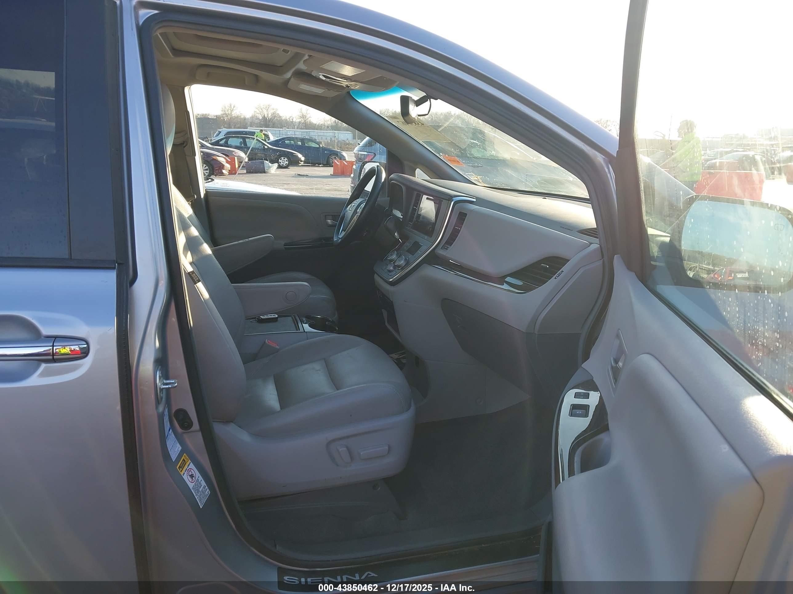 TOYOTA SIENNA image 5