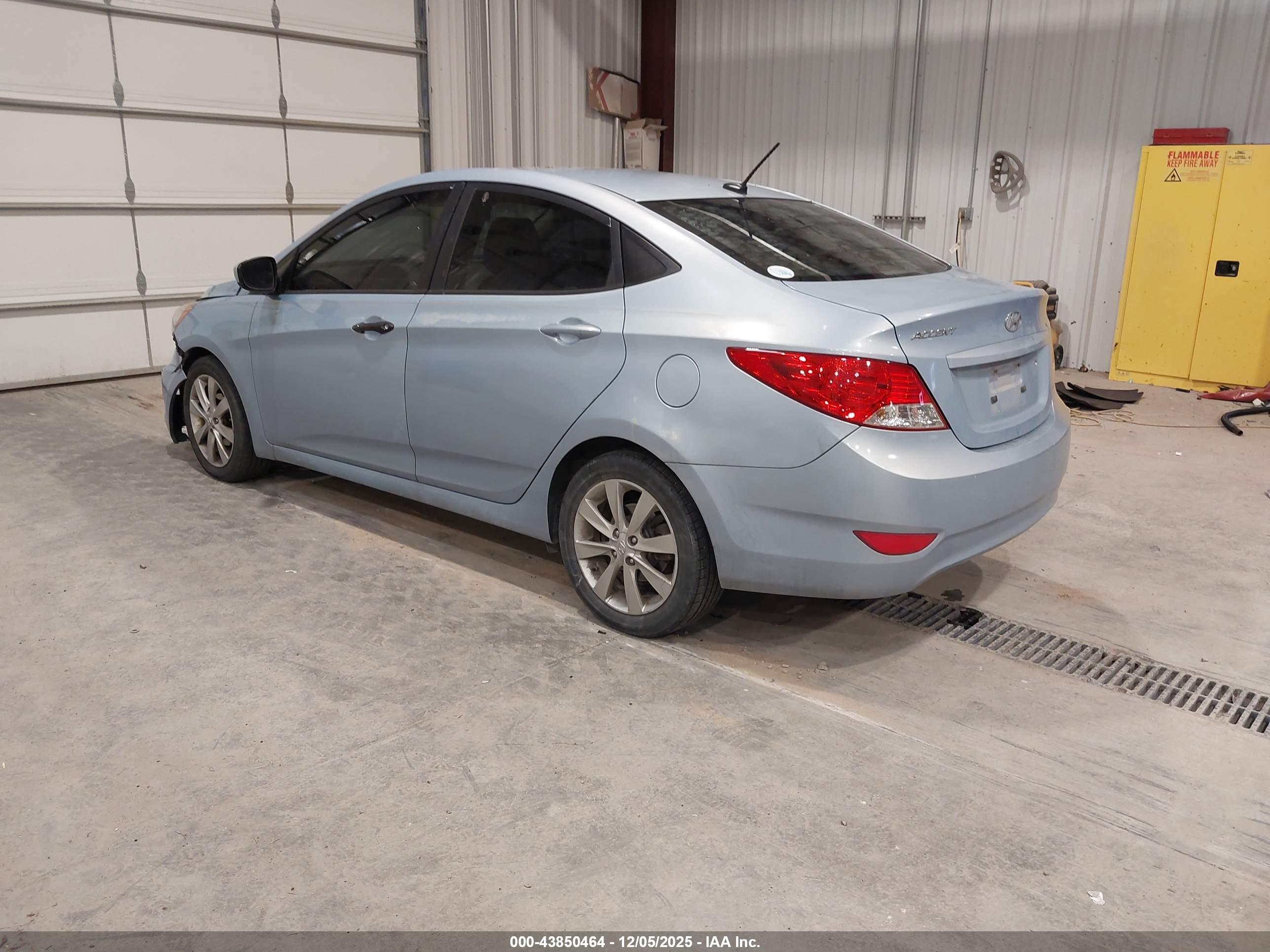 HYUNDAI ACCENT image 3