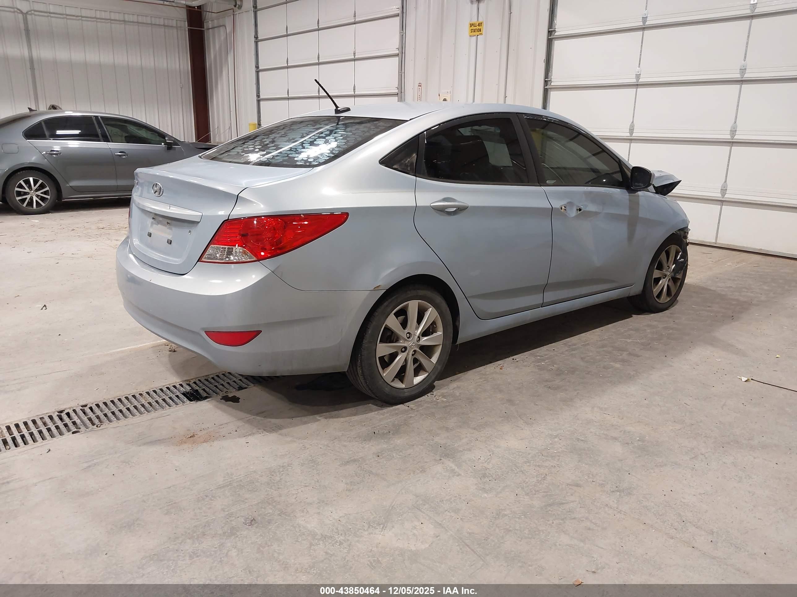 HYUNDAI ACCENT image 4