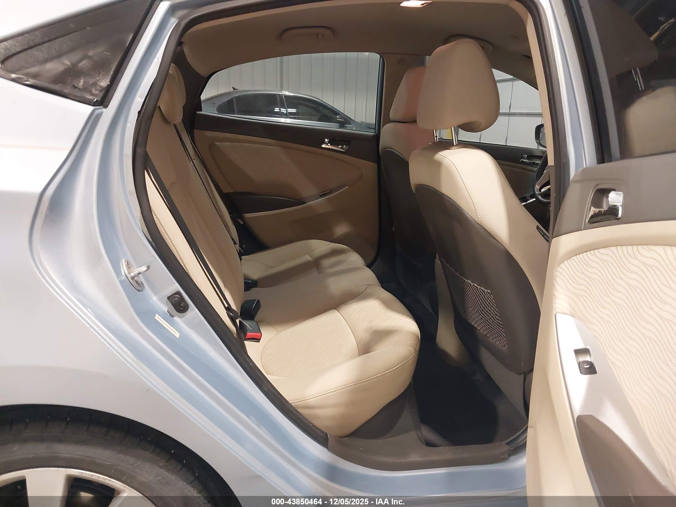 HYUNDAI ACCENT image 8