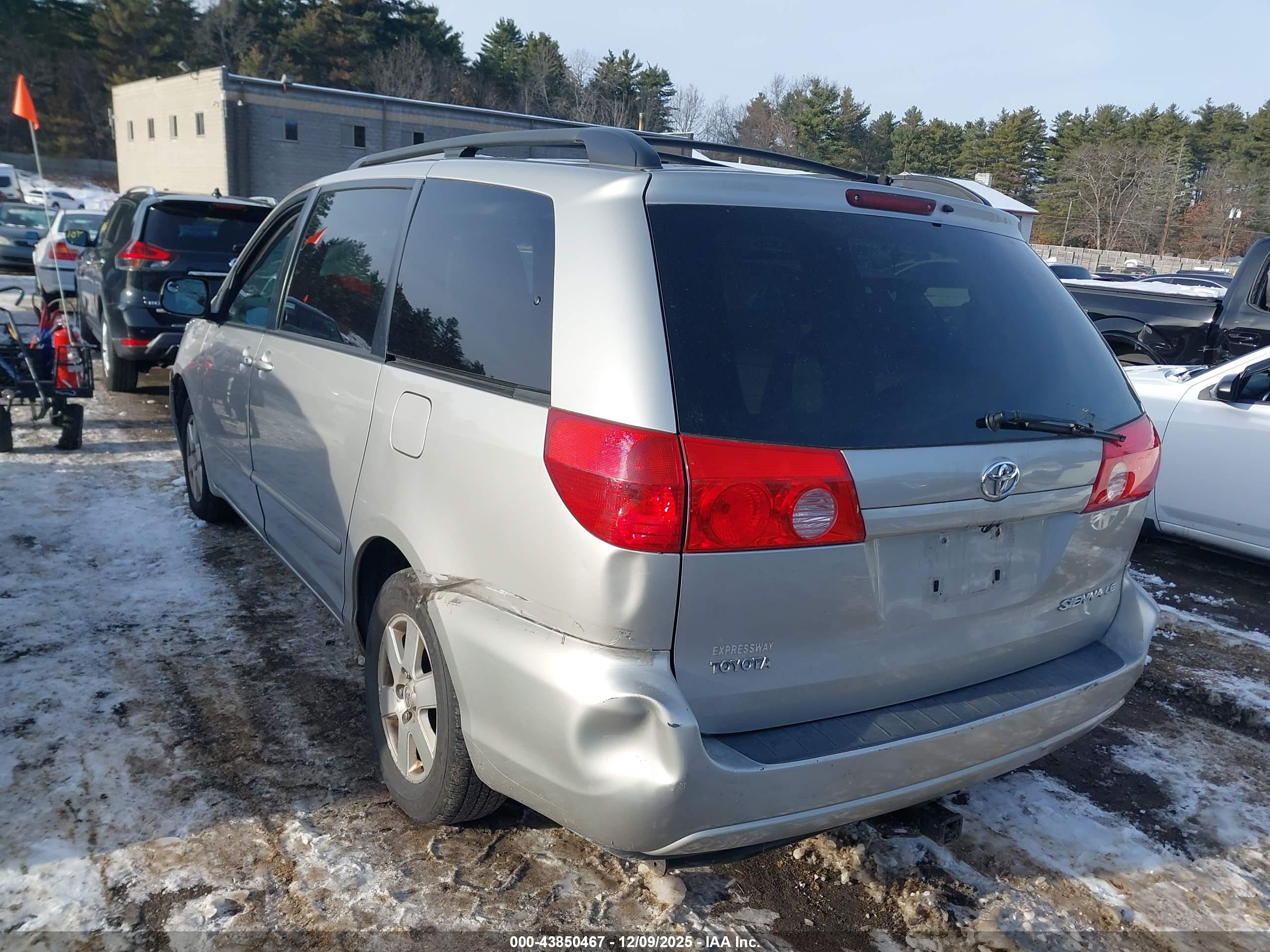 TOYOTA SIENNA image 3