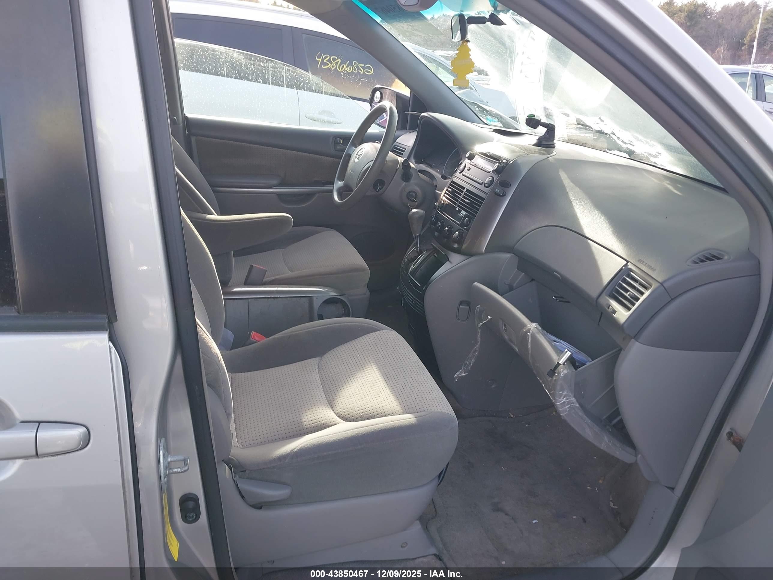 TOYOTA SIENNA image 5
