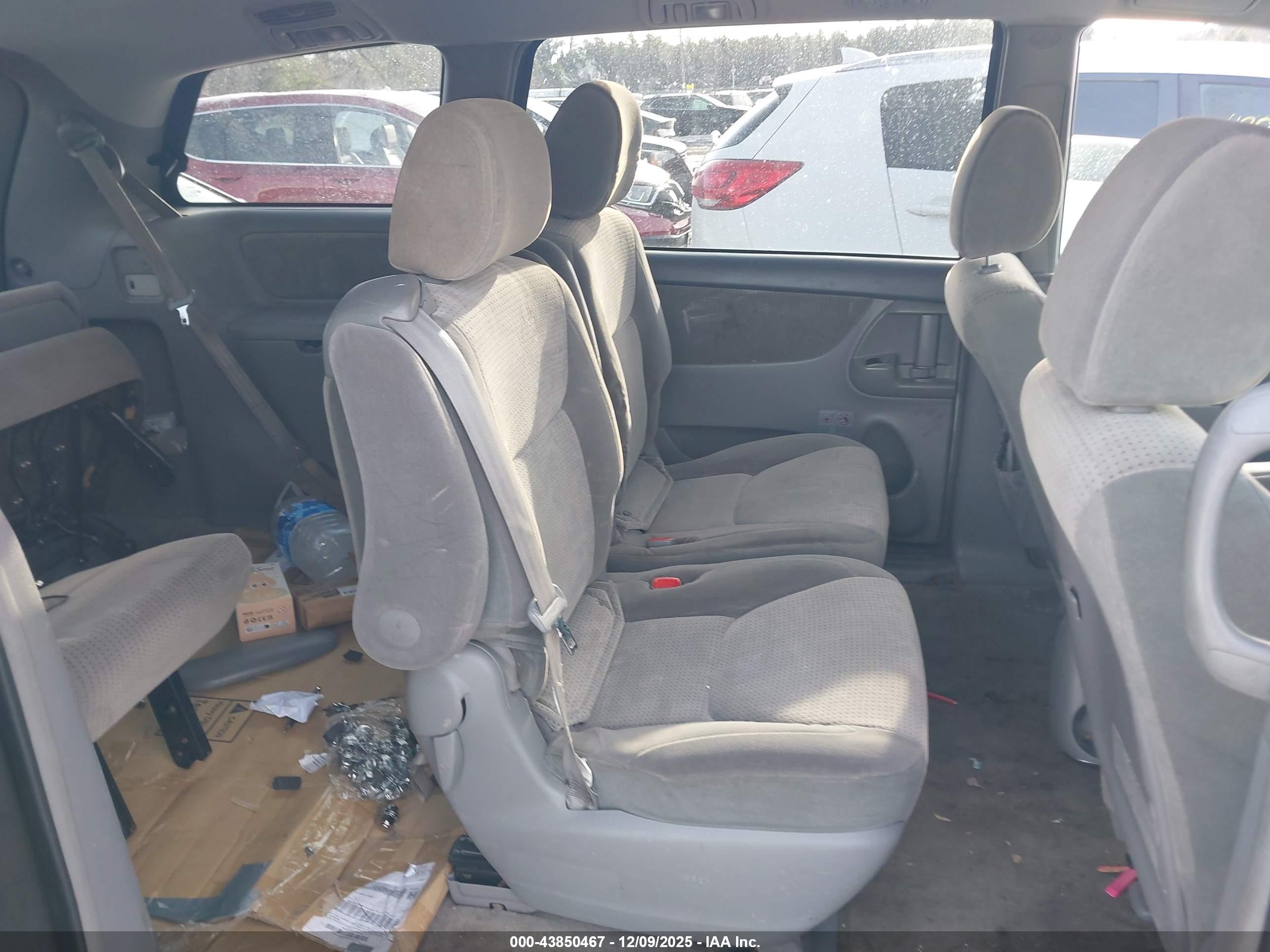 TOYOTA SIENNA image 8