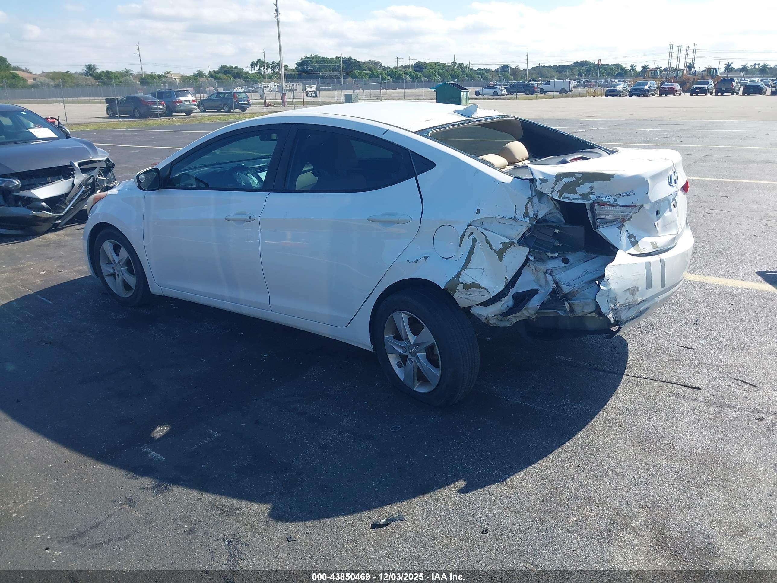 HYUNDAI ELANTRA image 3